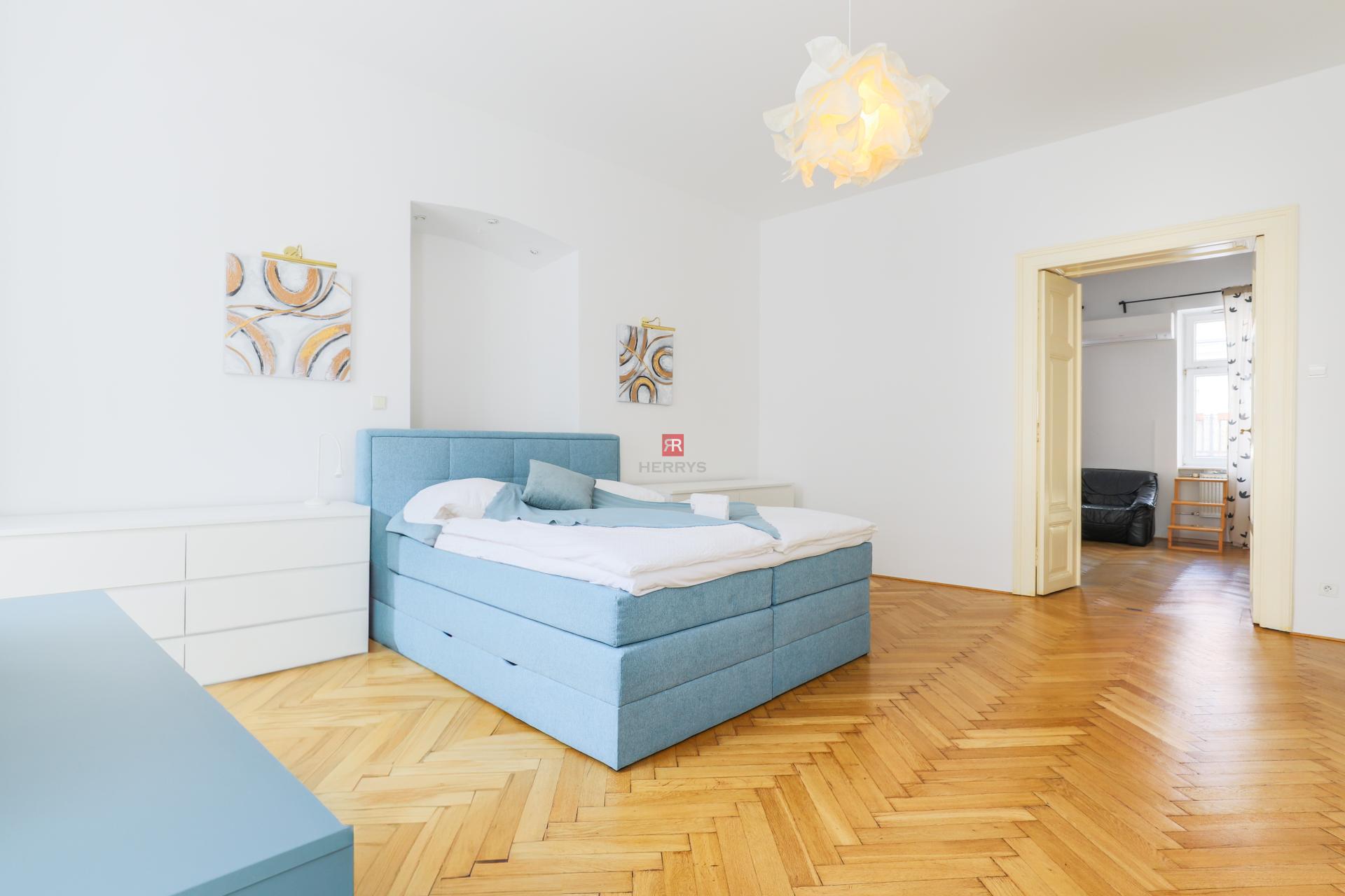 HERRYS - Rent a charming 2-bedroom apartment with high ceilings in the heart of the Old Town