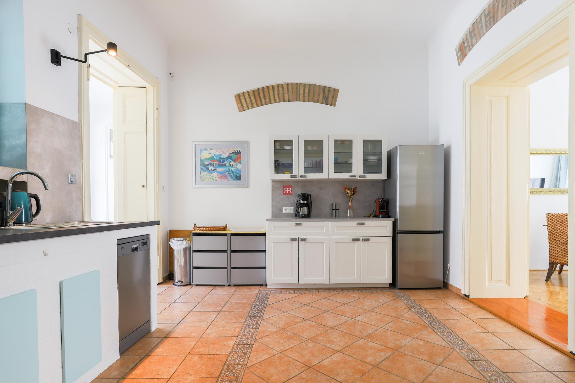 HERRYS - Rent a charming 2-bedroom apartment with high ceilings in the heart of the Old Town