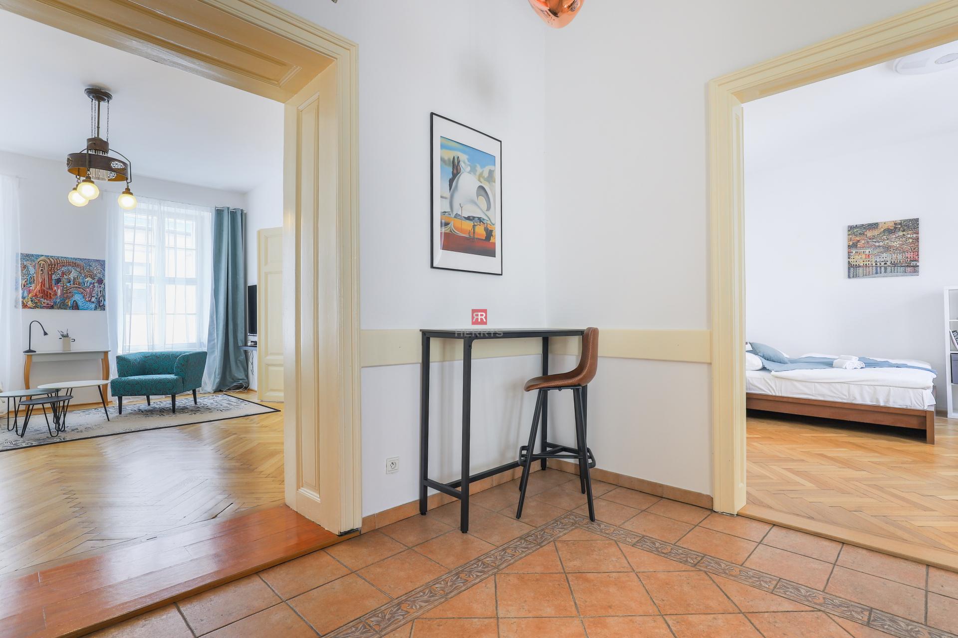 HERRYS - Rent a charming 2-bedroom apartment with high ceilings in the heart of the Old Town