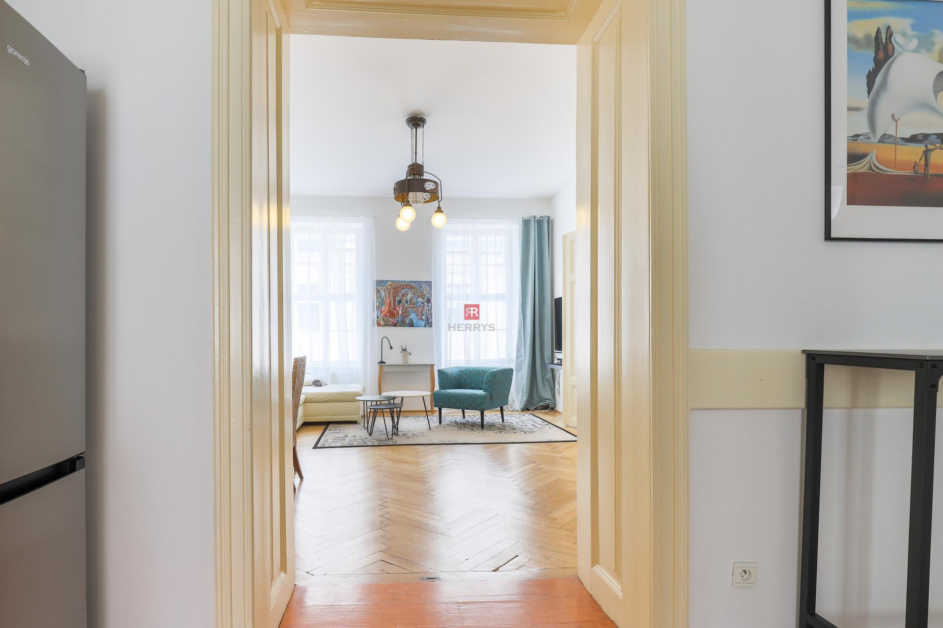 HERRYS - Rent a charming 2-bedroom apartment with high ceilings in the heart of the Old Town
