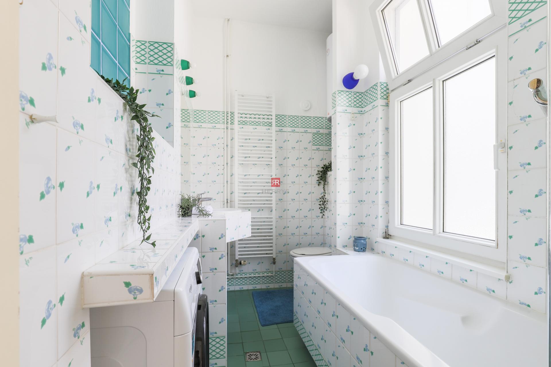 HERRYS - Rent a charming 2-bedroom apartment with high ceilings in the heart of the Old Town