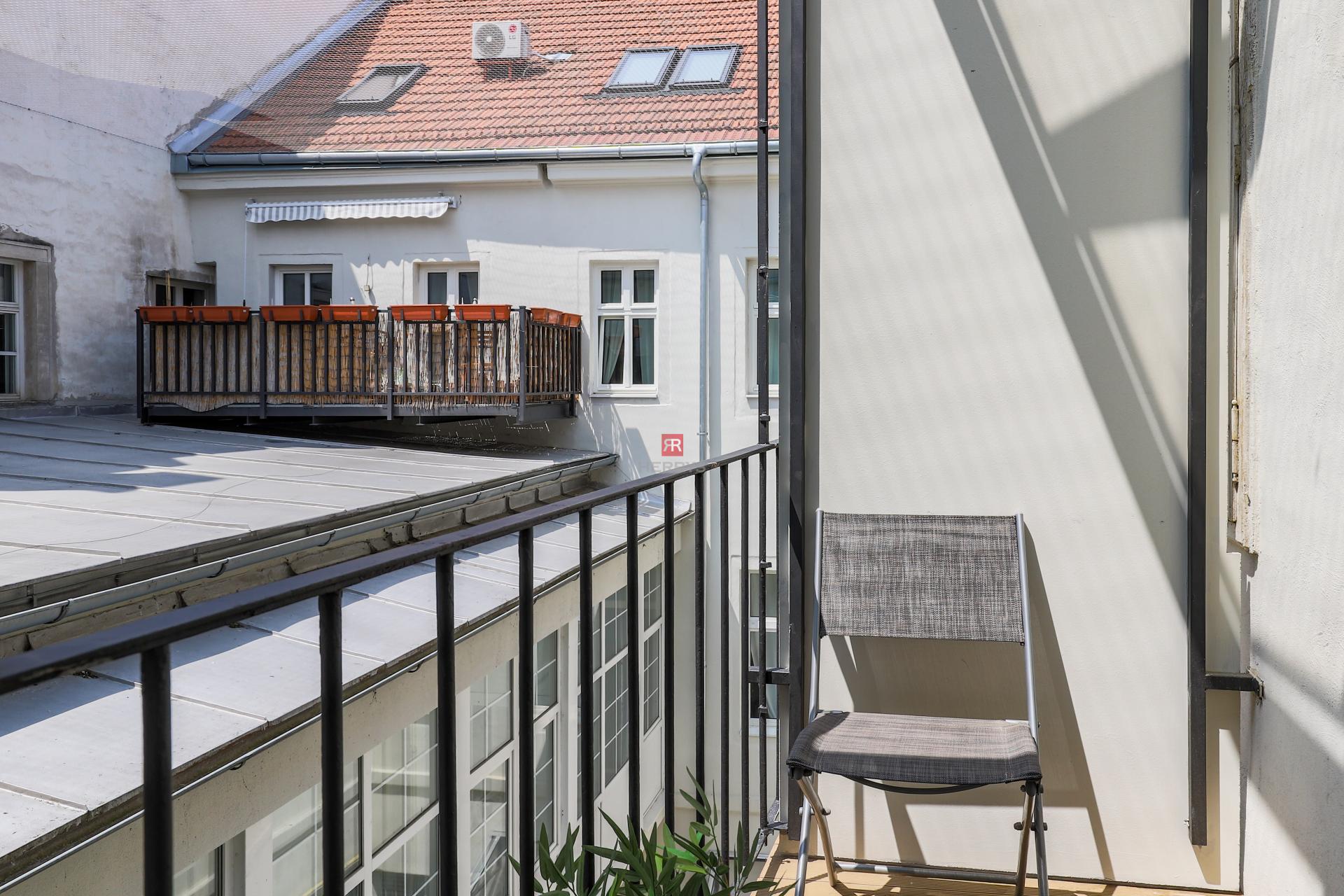 HERRYS - Rent a charming 2-bedroom apartment with high ceilings in the heart of the Old Town