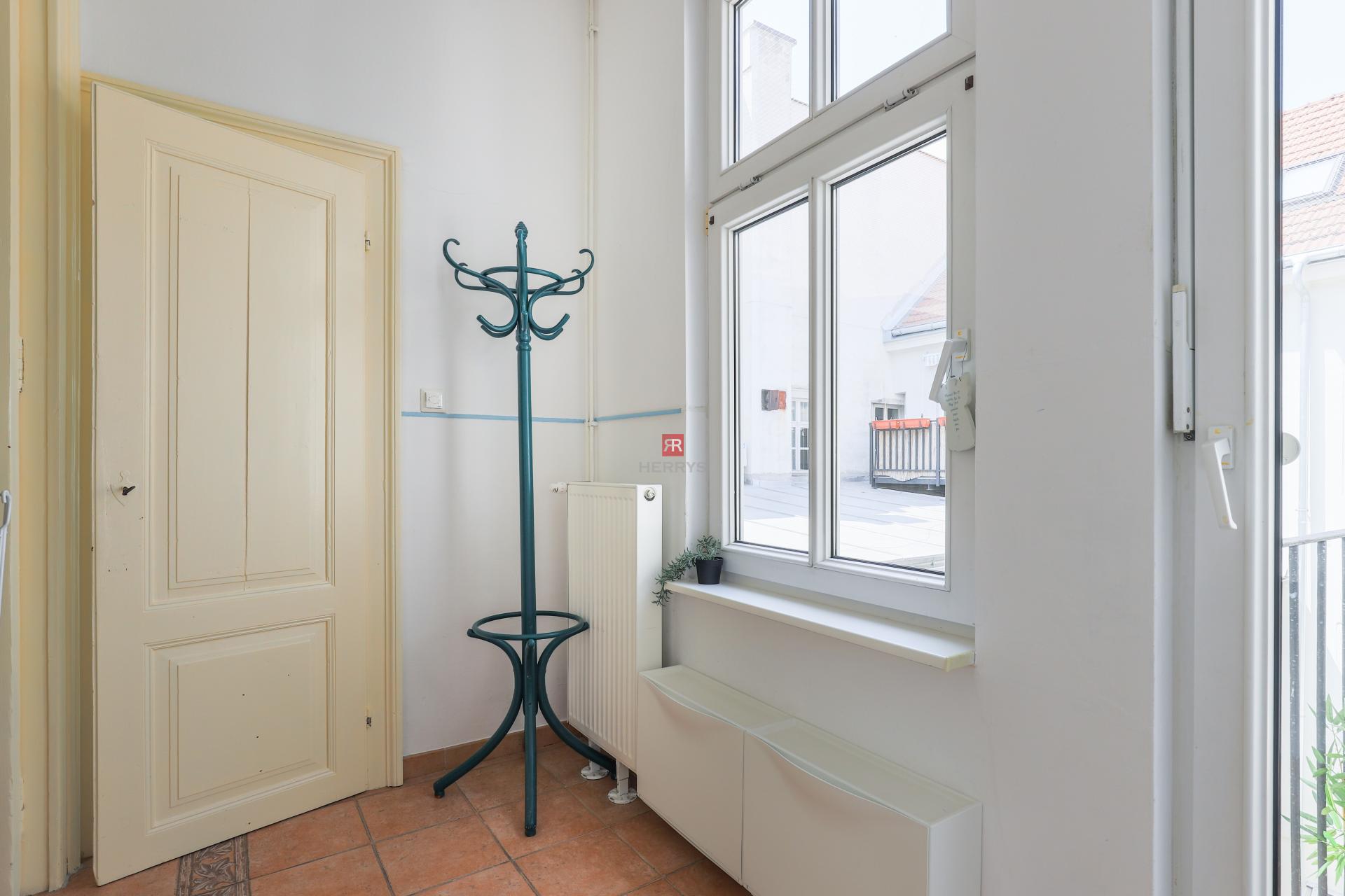 HERRYS - Rent a charming 2-bedroom apartment with high ceilings in the heart of the Old Town
