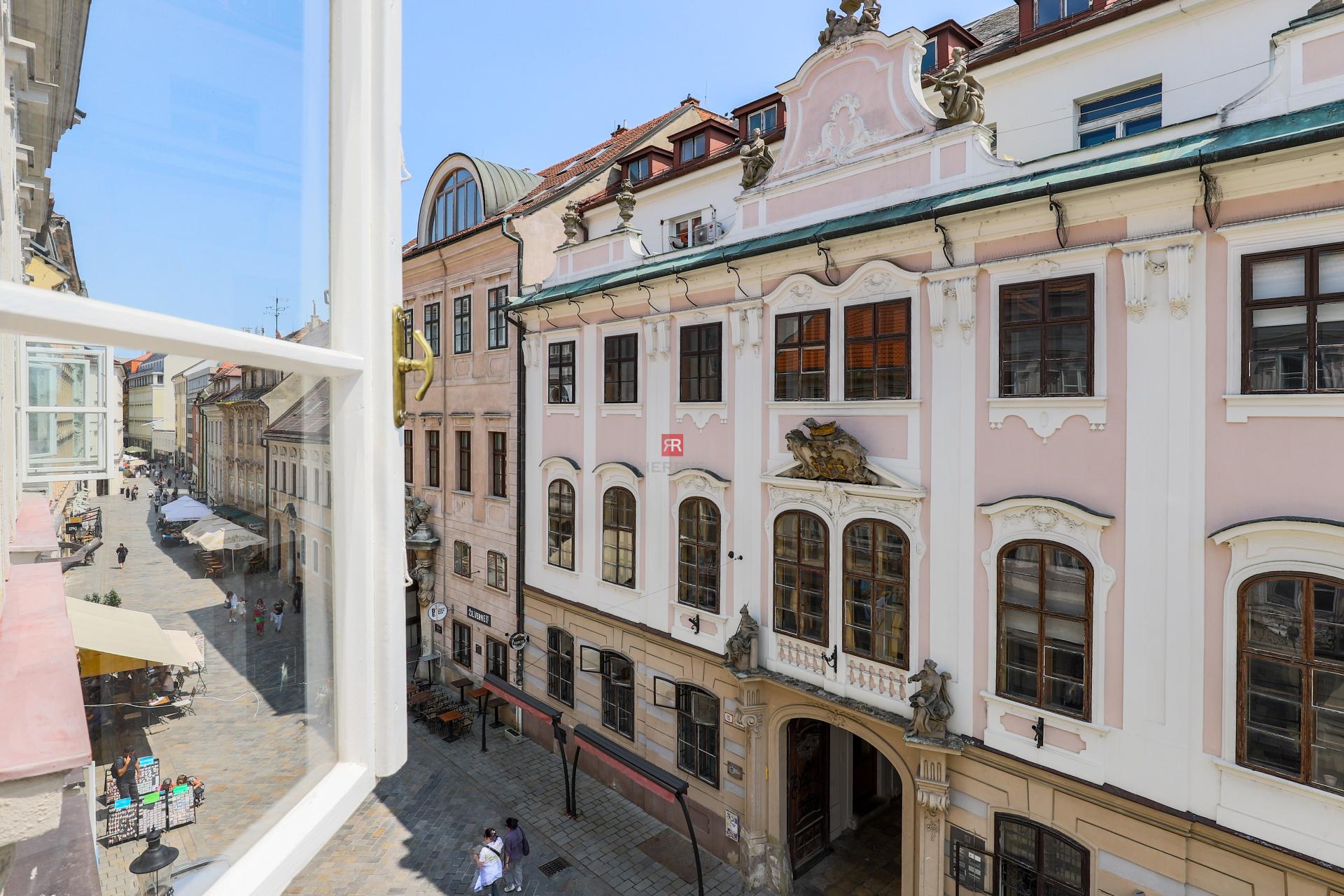 HERRYS - Rent a charming 2-bedroom apartment with high ceilings in the heart of the Old Town