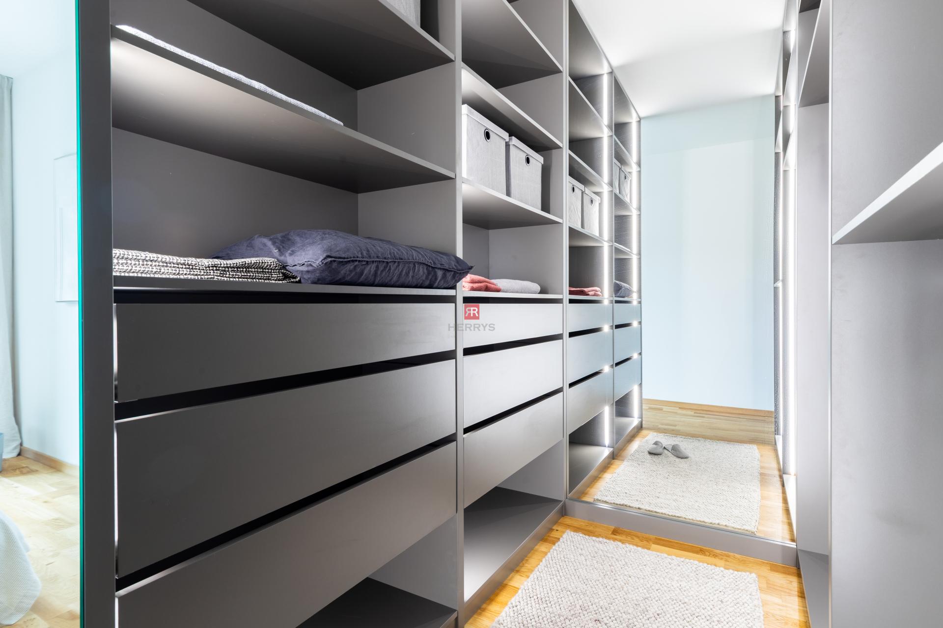 HERRYS exclusively offers for sale a 2-room apartment in the METROPOLIS project – this could be your new home!