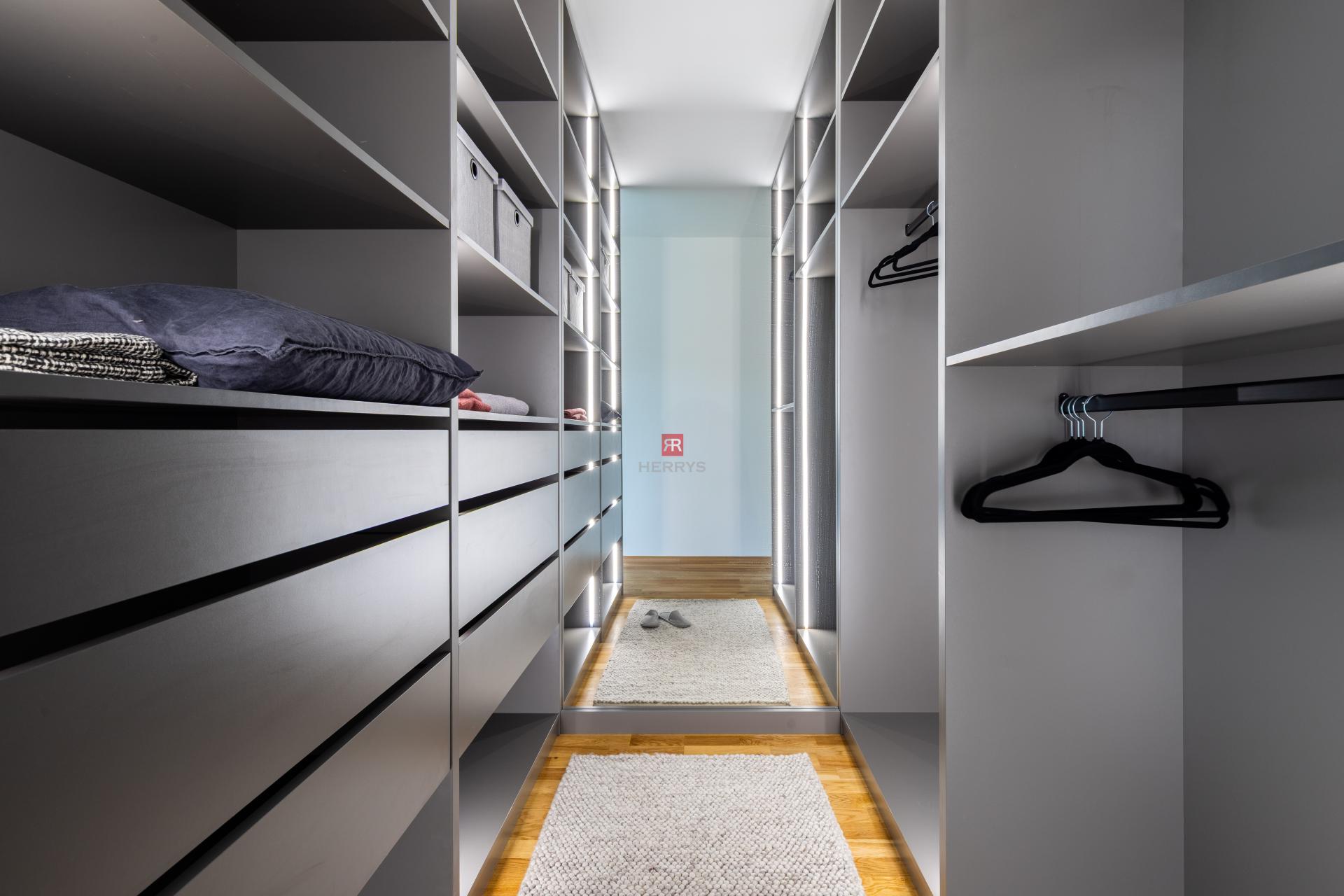 HERRYS exclusively offers for sale a 2-room apartment in the METROPOLIS project – this could be your new home!