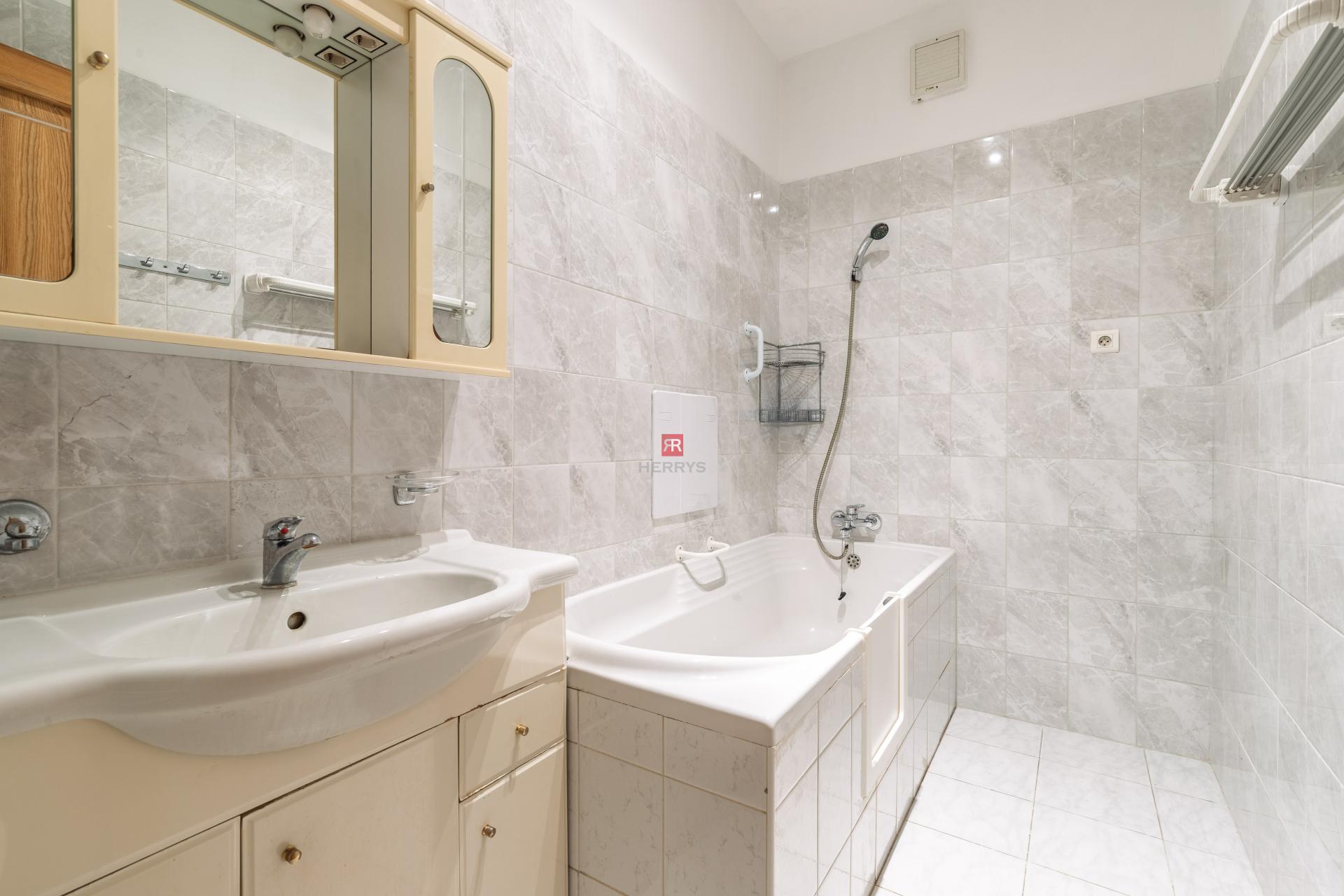 HERRYS - Na predaj priestranný 3-izbový byt v Starom meste s možnosťou prerobenia na 4-izbový