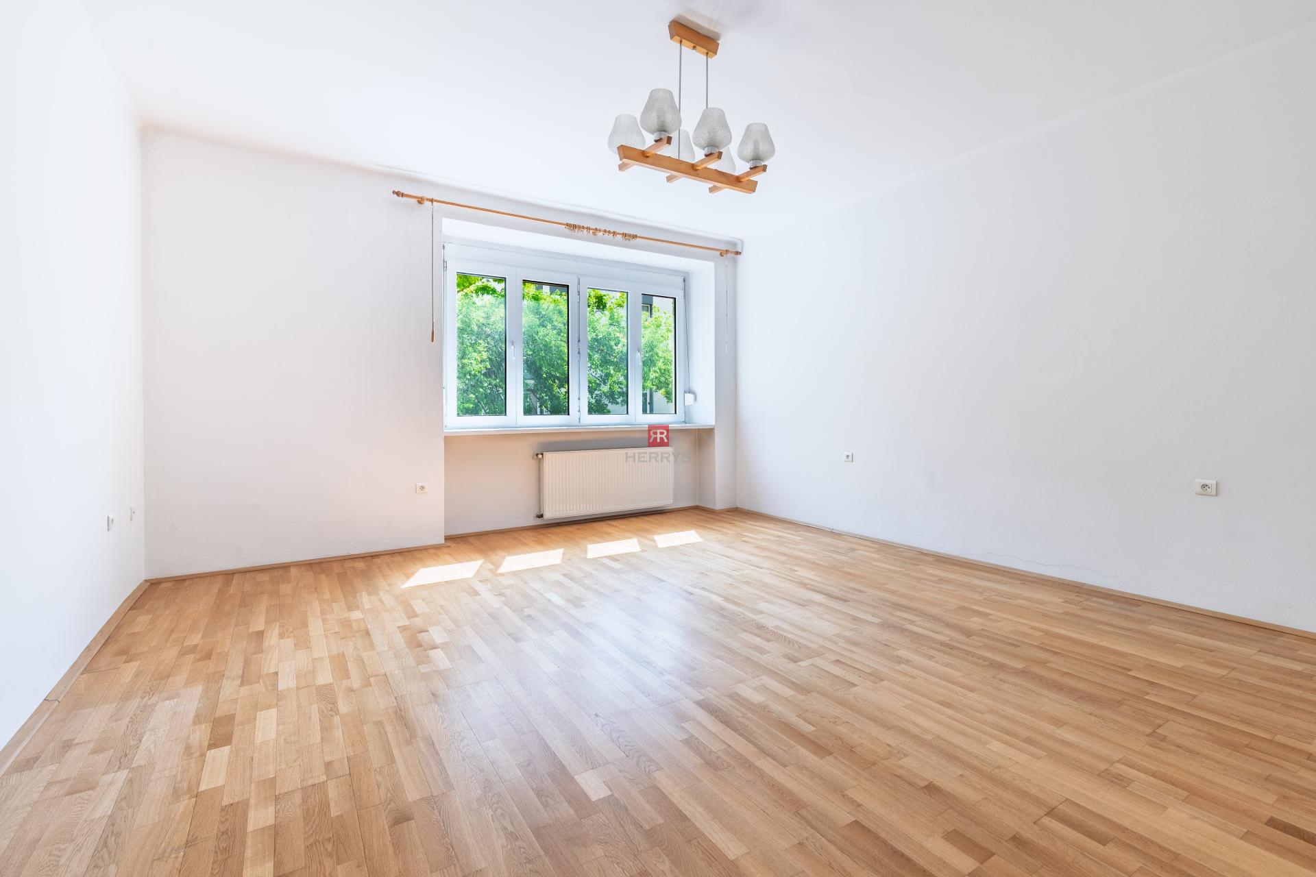 HERRYS - Na predaj priestranný 3-izbový byt v Starom meste s možnosťou prerobenia na 4-izbový