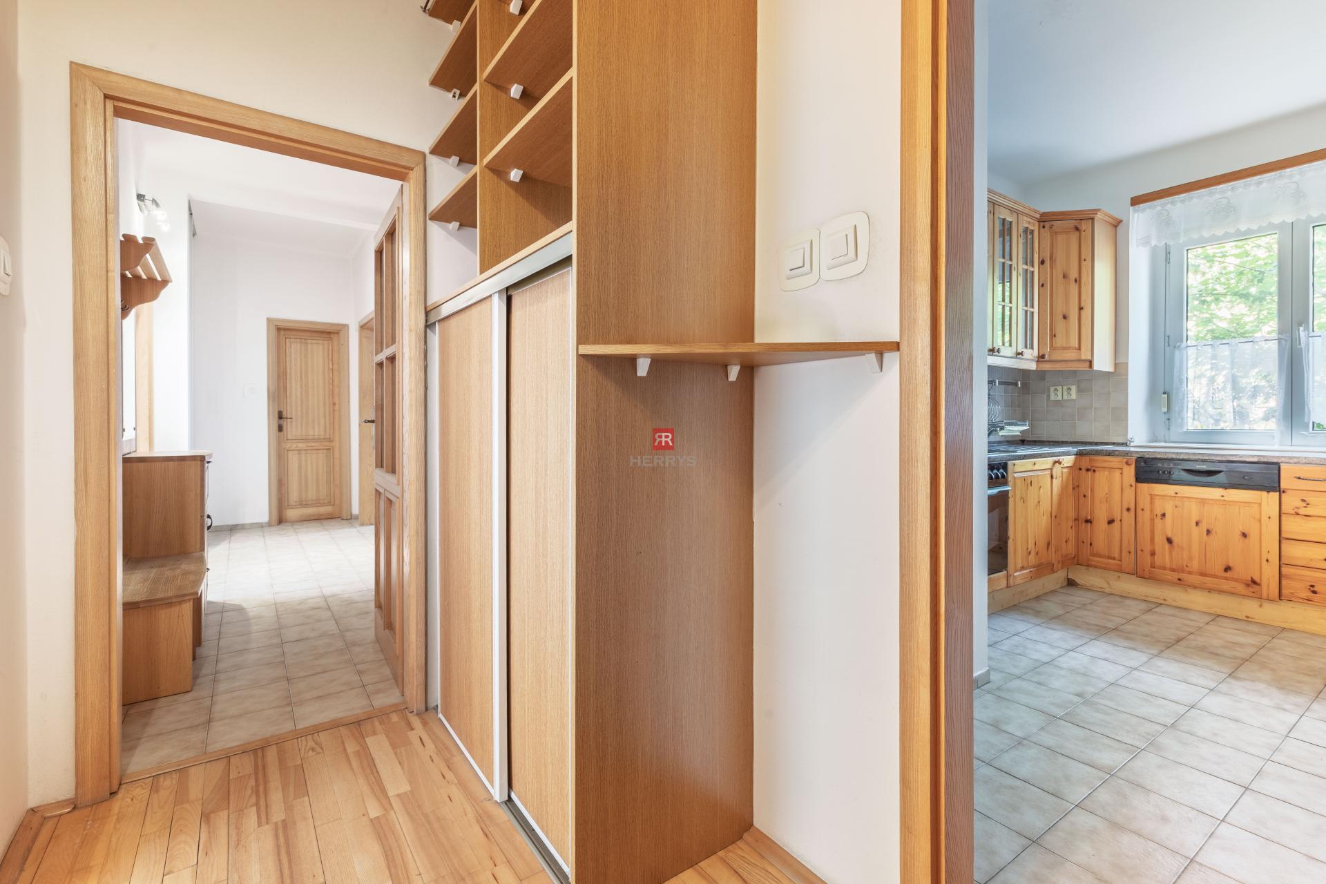 HERRYS - Na predaj priestranný 3-izbový byt v Starom meste s možnosťou prerobenia na 4-izbový