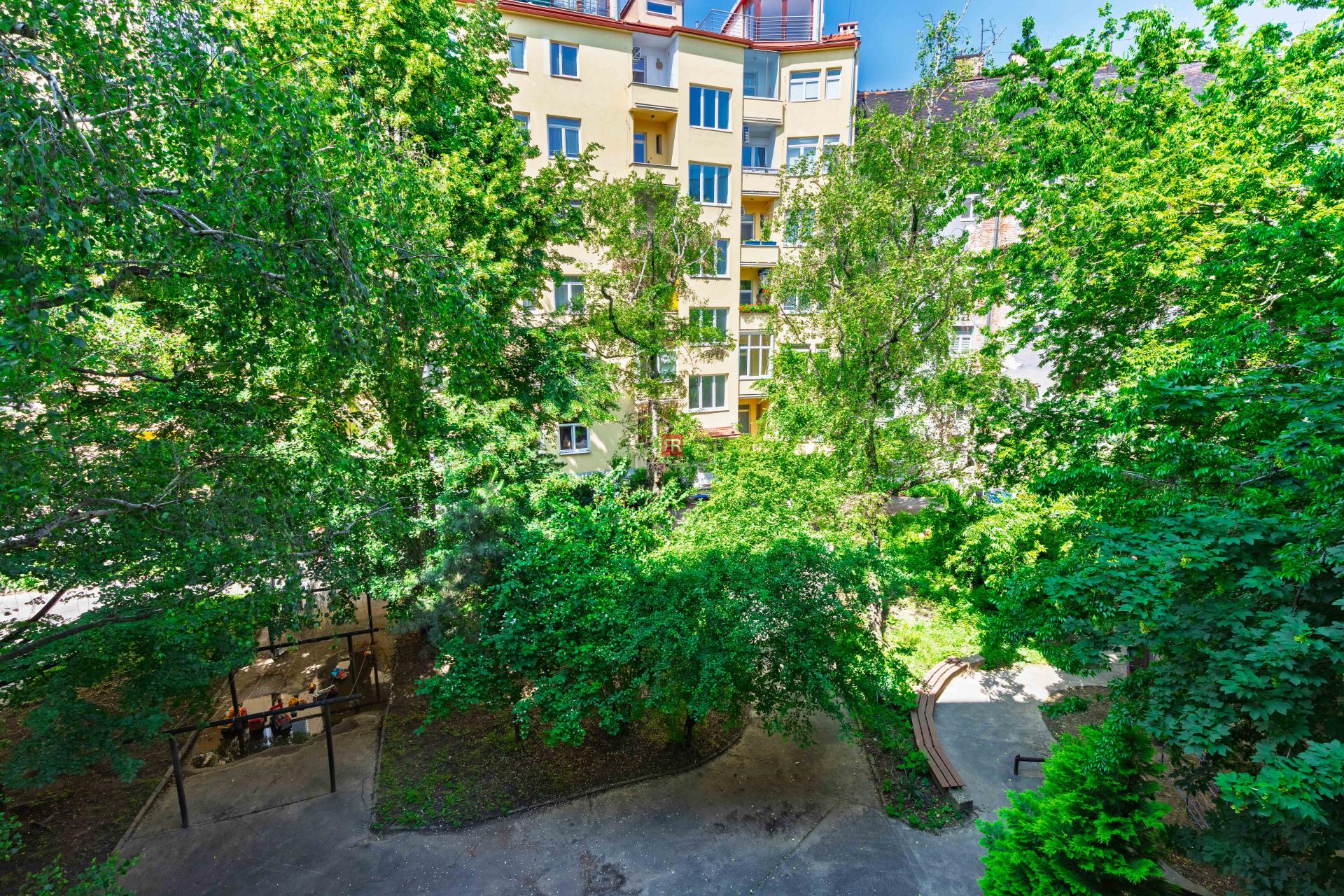 HERRYS - Na predaj priestranný 3-izbový byt v Starom meste s možnosťou prerobenia na 4-izbový