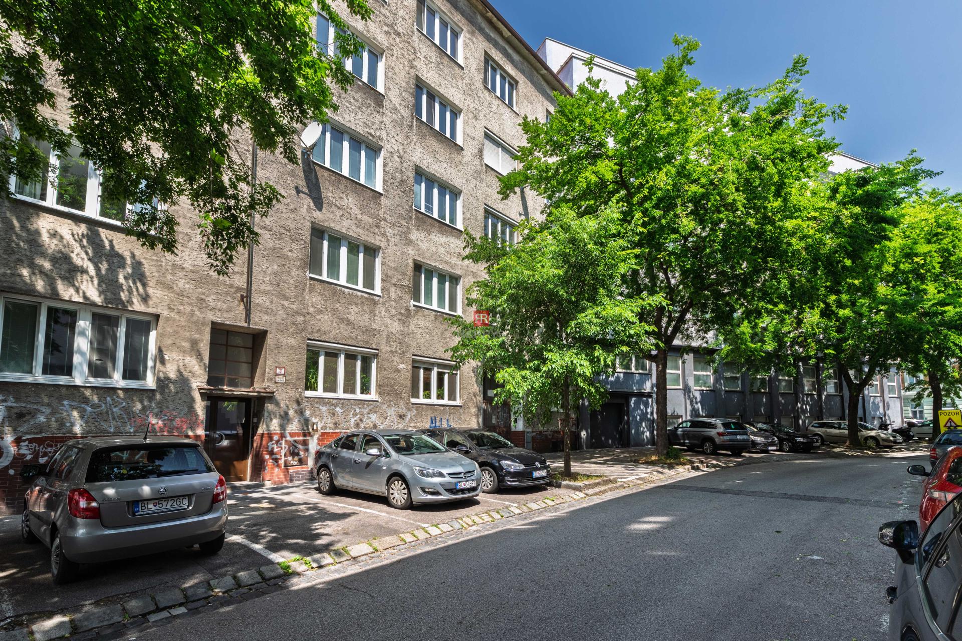 HERRYS - Na predaj priestranný 3-izbový byt v Starom meste s možnosťou prerobenia na 4-izbový