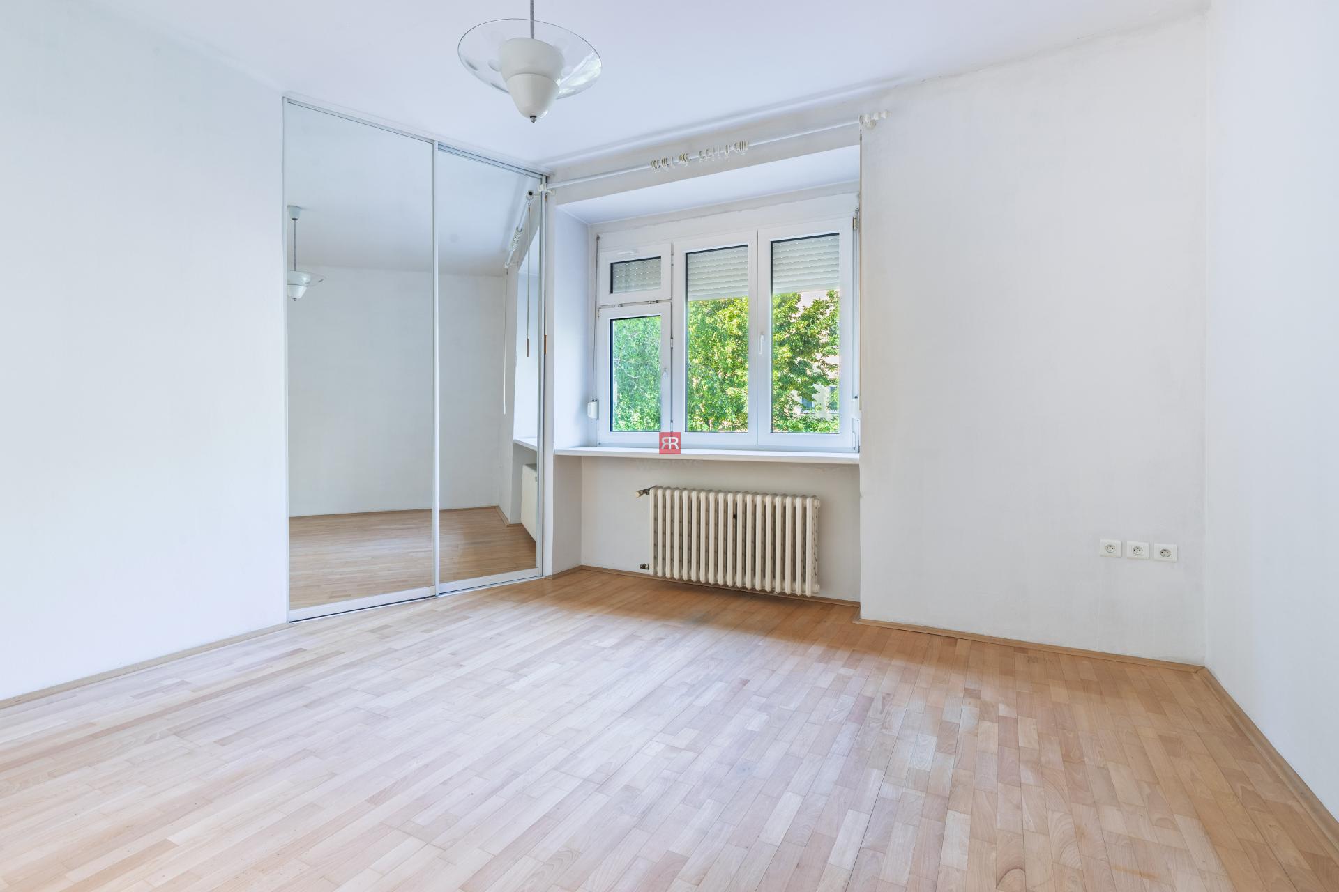 HERRYS - Na predaj priestranný 3-izbový byt v Starom meste s možnosťou prerobenia na 4-izbový