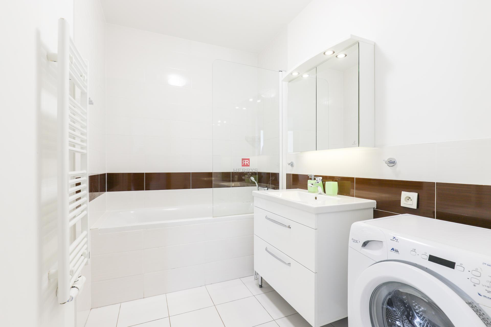 HERRYS - Na prenájom moderný 3i byt v projekte Panorama City s parkovacím miestom, internetom a TV