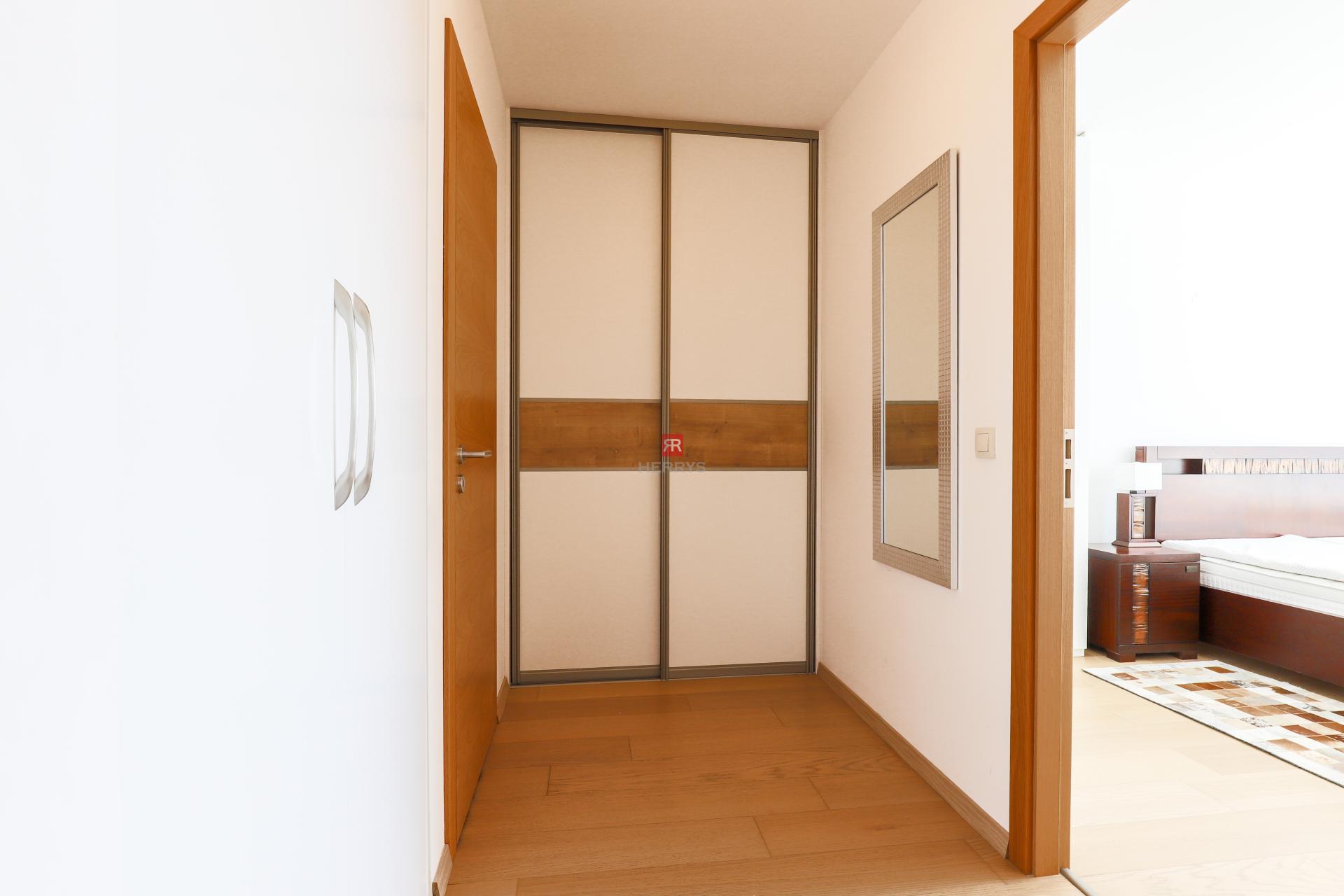 HERRYS - Na prenájom moderný 3i byt v projekte Panorama City s parkovacím miestom, internetom a TV