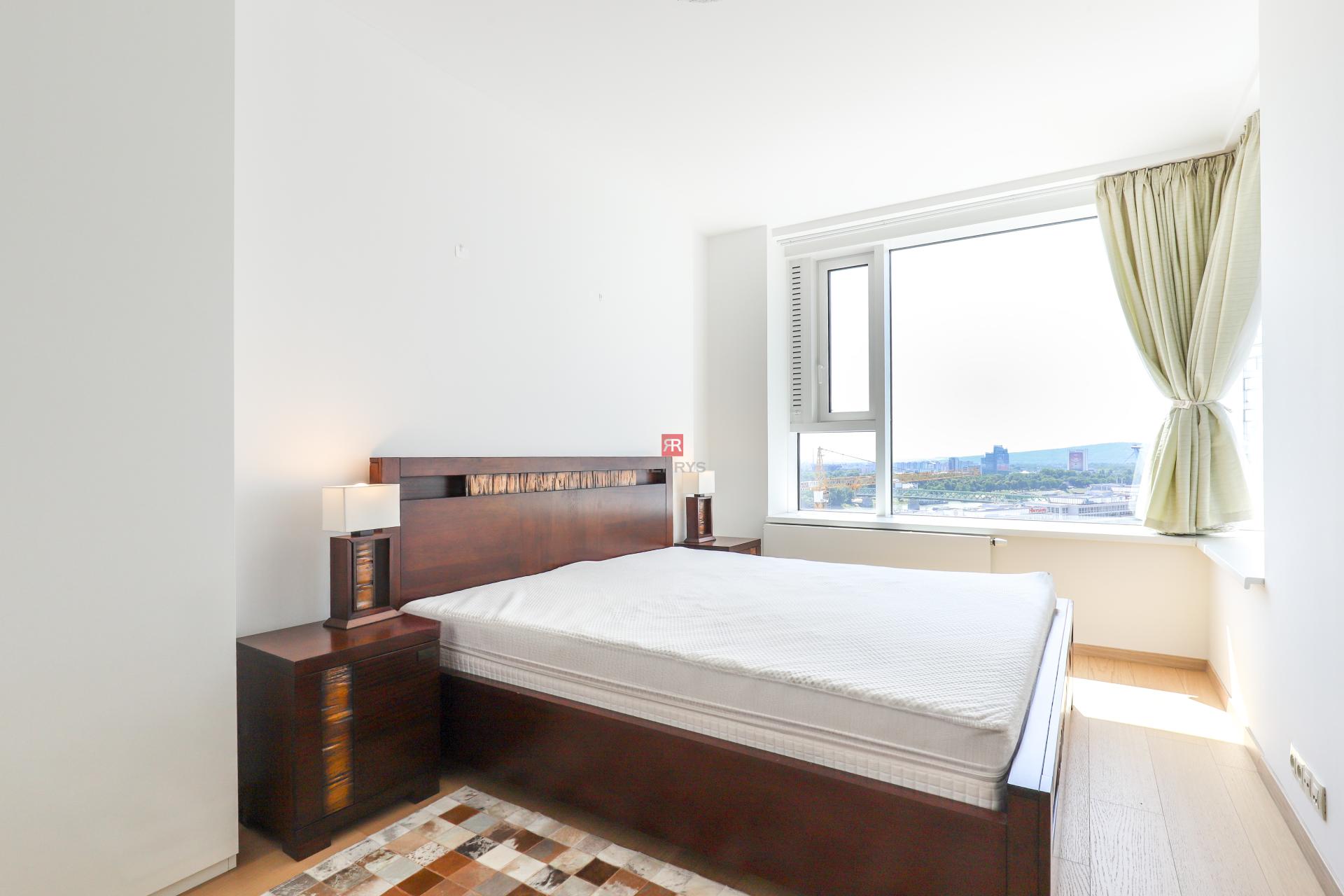 HERRYS - Na prenájom moderný 3i byt v projekte Panorama City s parkovacím miestom, internetom a TV