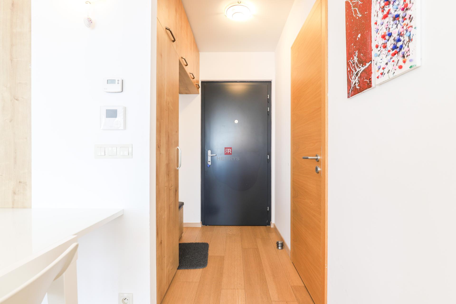 HERRYS - Na prenájom moderný 3i byt v projekte Panorama City s parkovacím miestom, internetom a TV