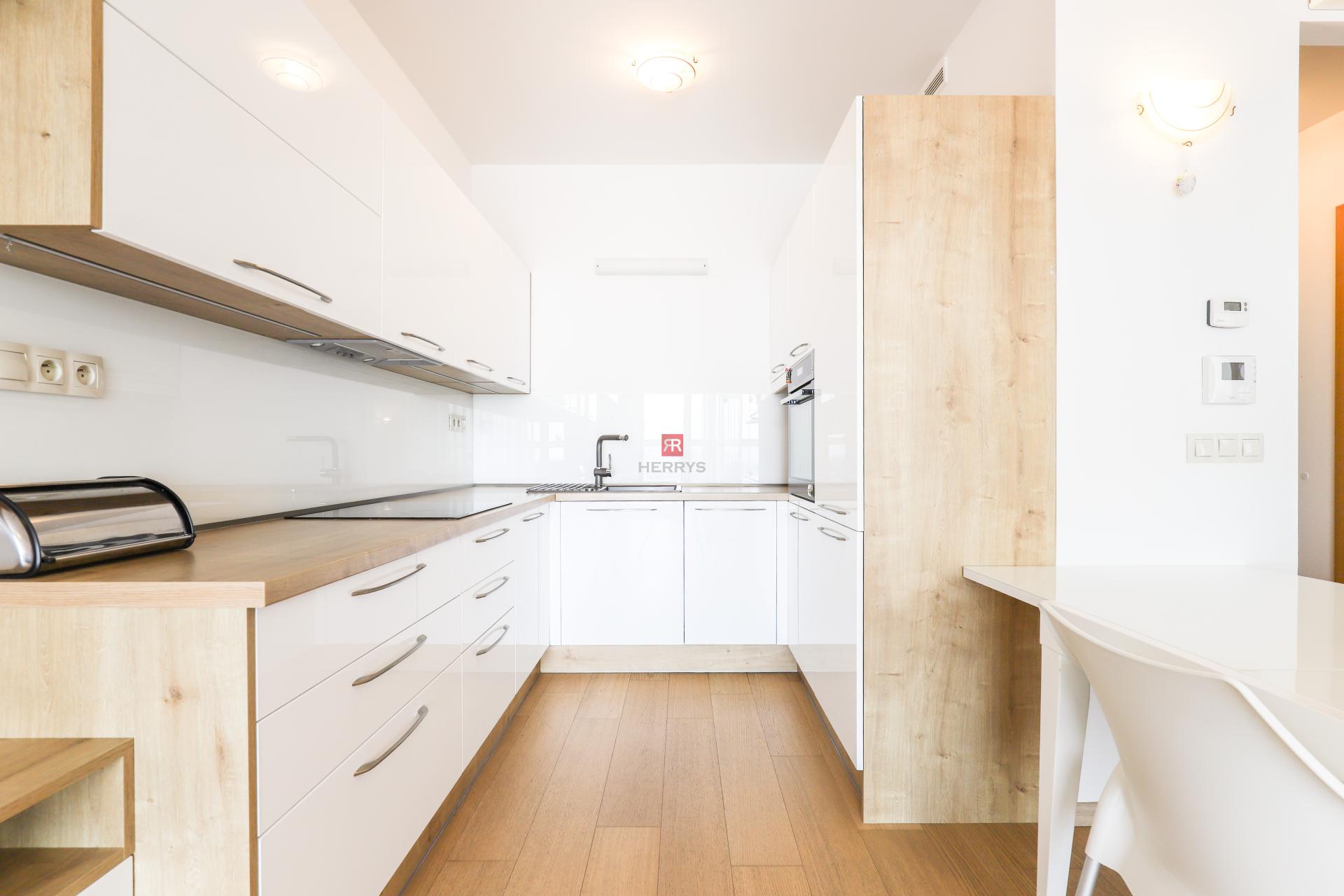 HERRYS - Na prenájom moderný 3i byt v projekte Panorama City s parkovacím miestom, internetom a TV