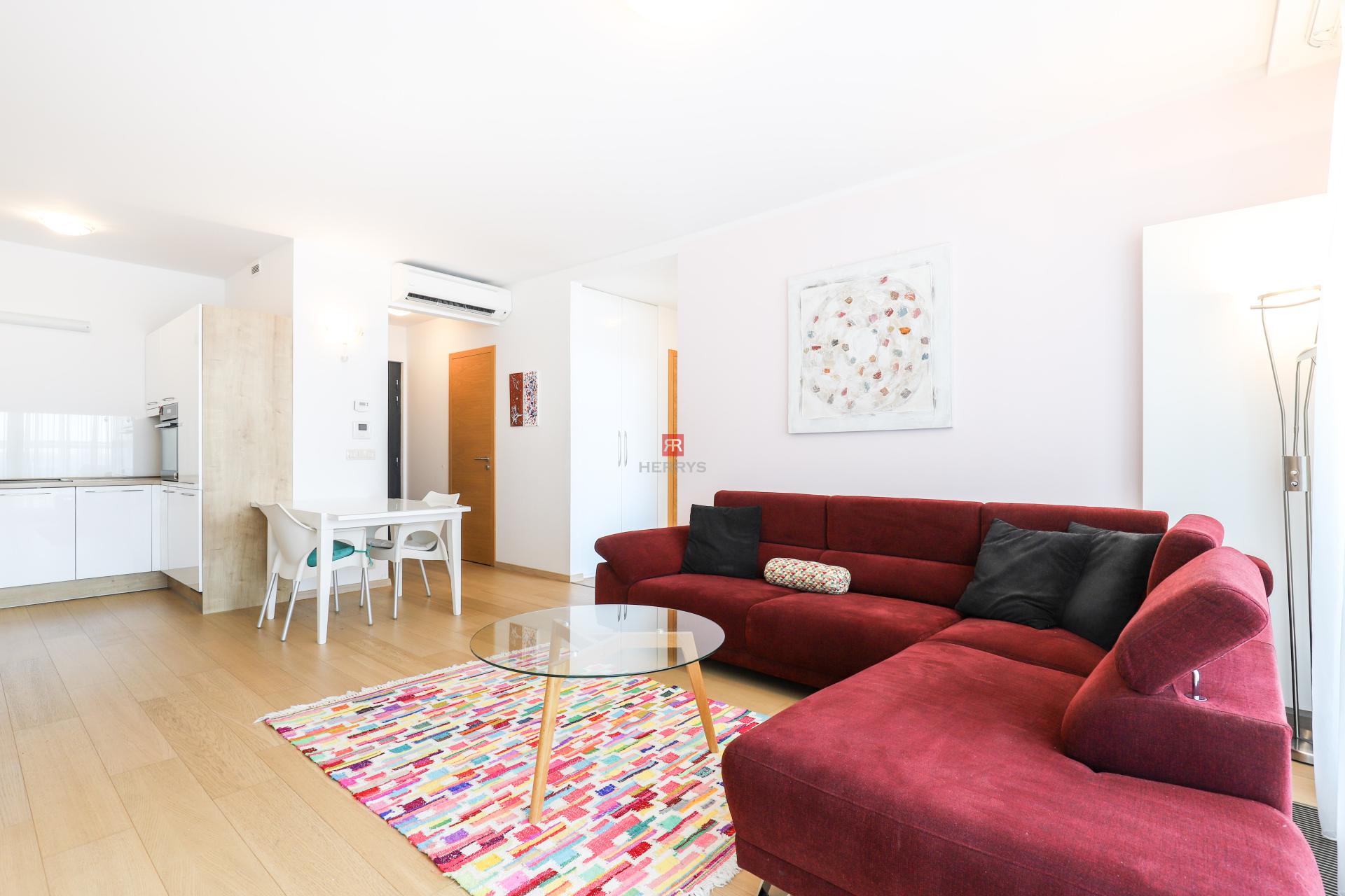 HERRYS - Na prenájom moderný 3i byt v projekte Panorama City s parkovacím miestom, internetom a TV