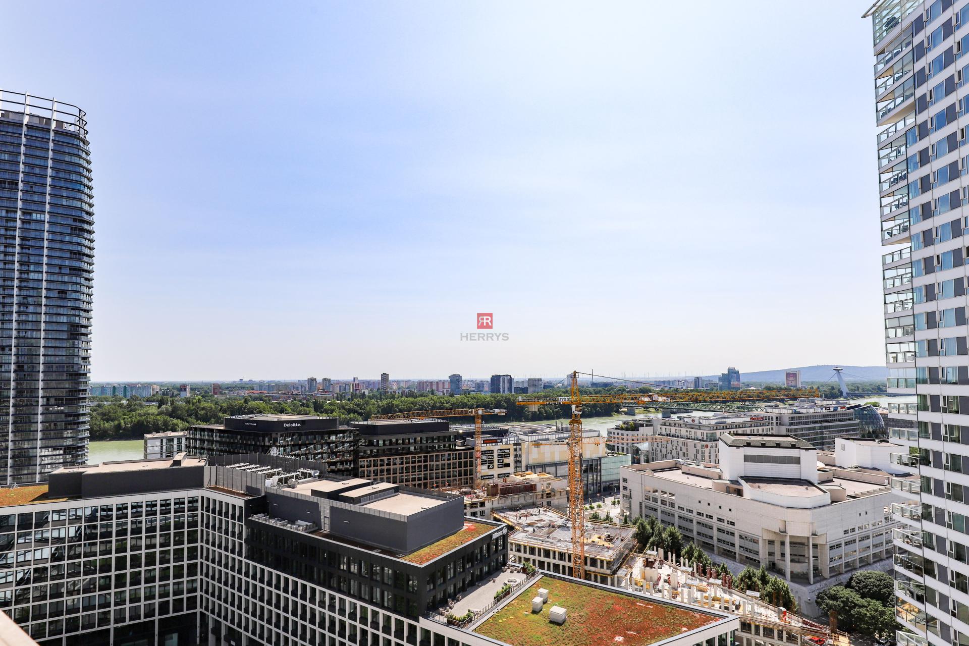 HERRYS - Na prenájom moderný 3i byt v projekte Panorama City s parkovacím miestom, internetom a TV