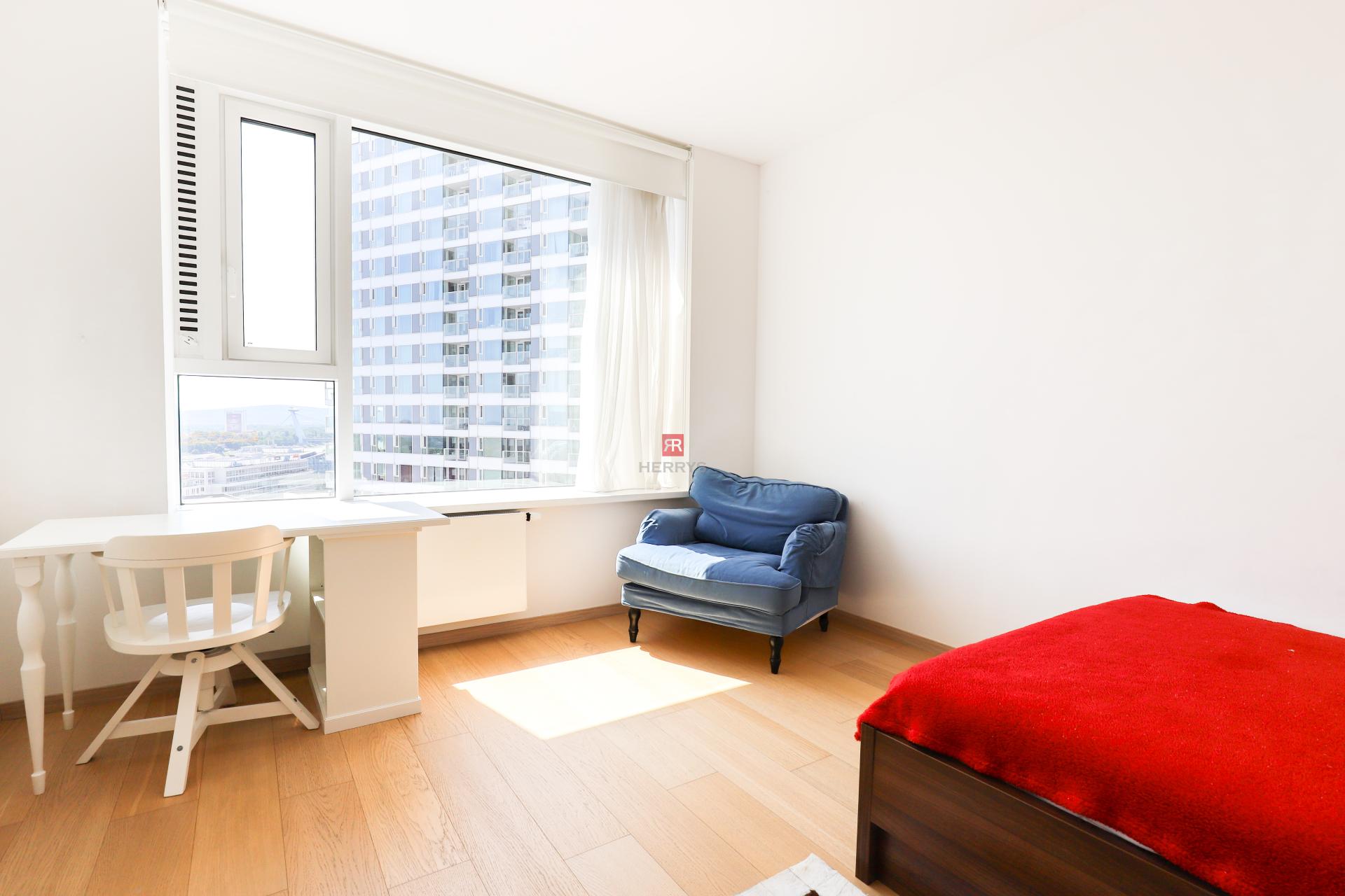 HERRYS - Na prenájom moderný 3i byt v projekte Panorama City s parkovacím miestom, internetom a TV