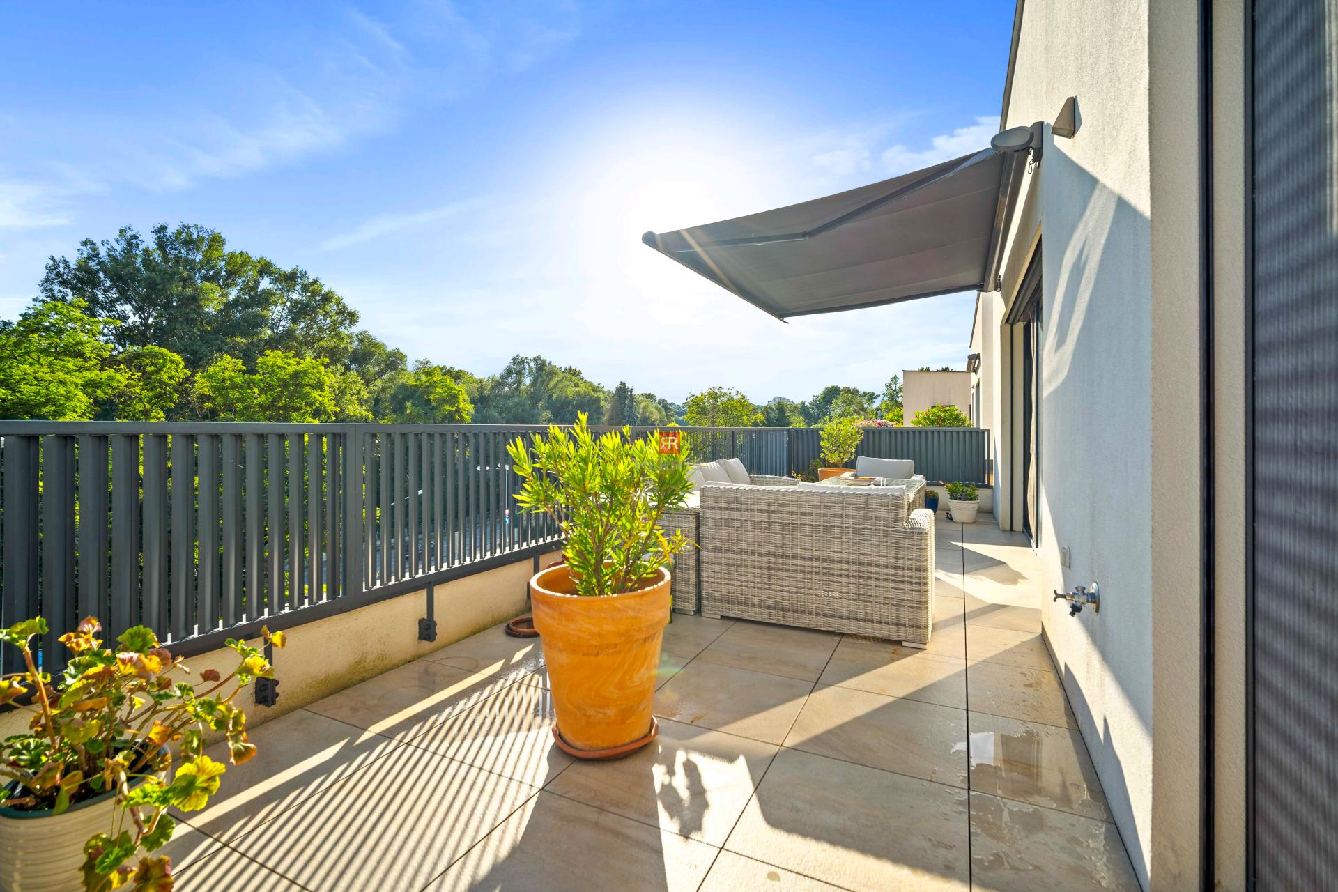 HERRYS - Na predaj výnimočný 3 izbový byt s terasou a s výhľadom do zelene devínskeho ramena Dunaju