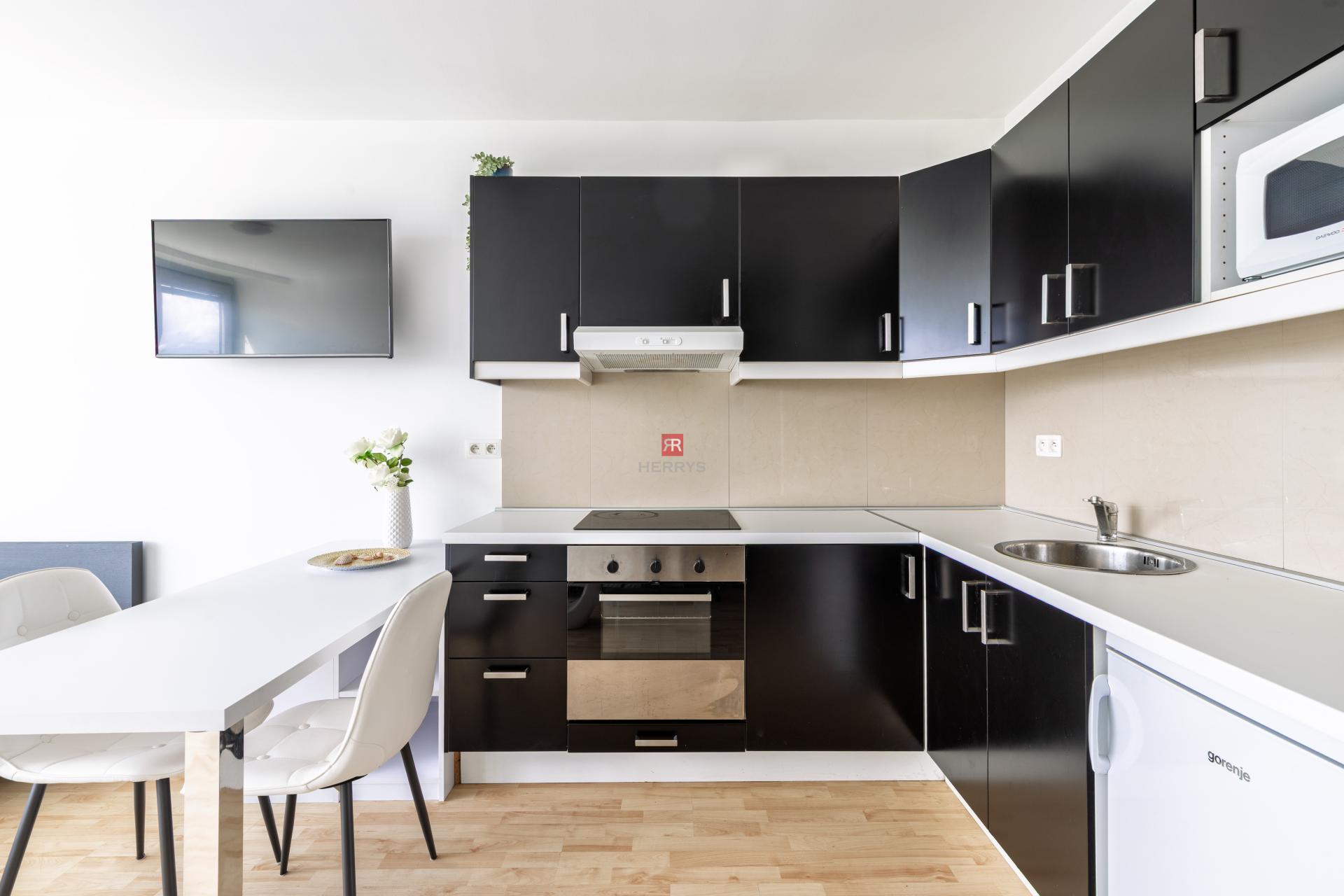 HERRYS - Na prenájom priestranný 1-izbový byt na Bajkalskej ulici, v projekte III veže