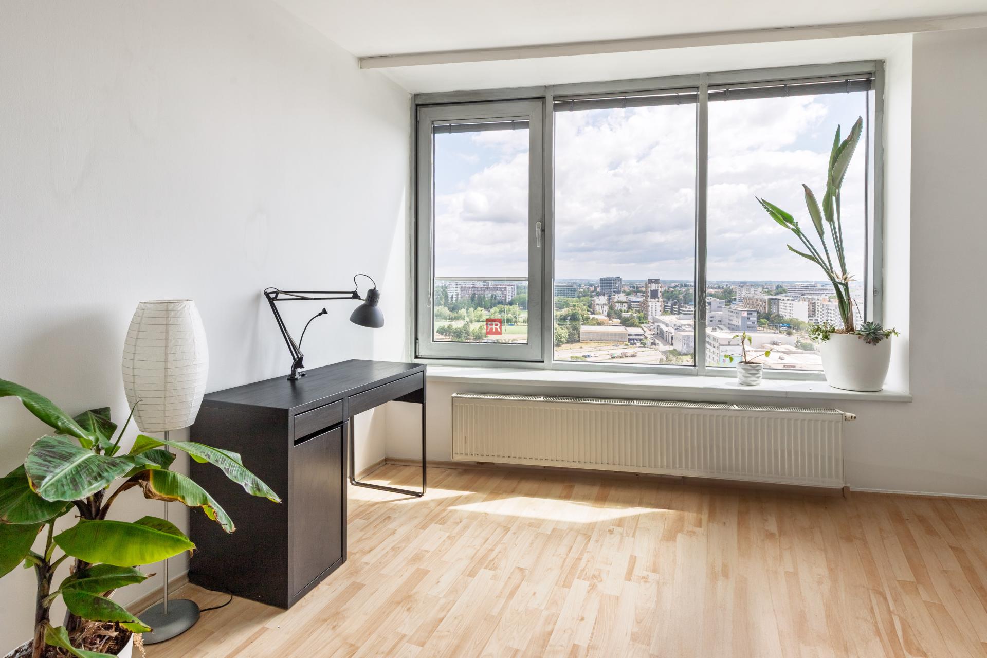 HERRYS - Na prenájom priestranný 1-izbový byt na Bajkalskej ulici, v projekte III veže