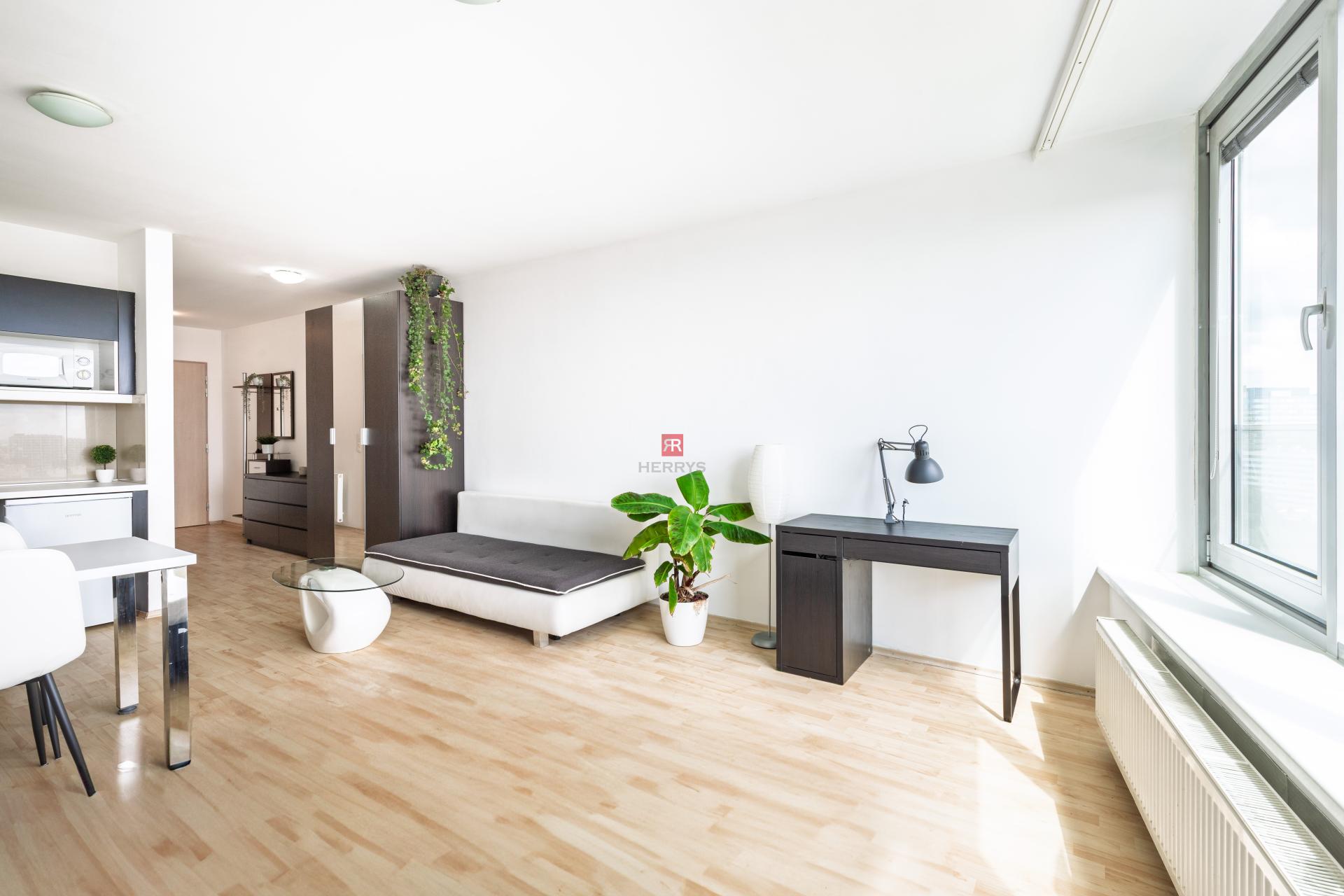 HERRYS - Na prenájom priestranný 1-izbový byt na Bajkalskej ulici, v projekte III veže