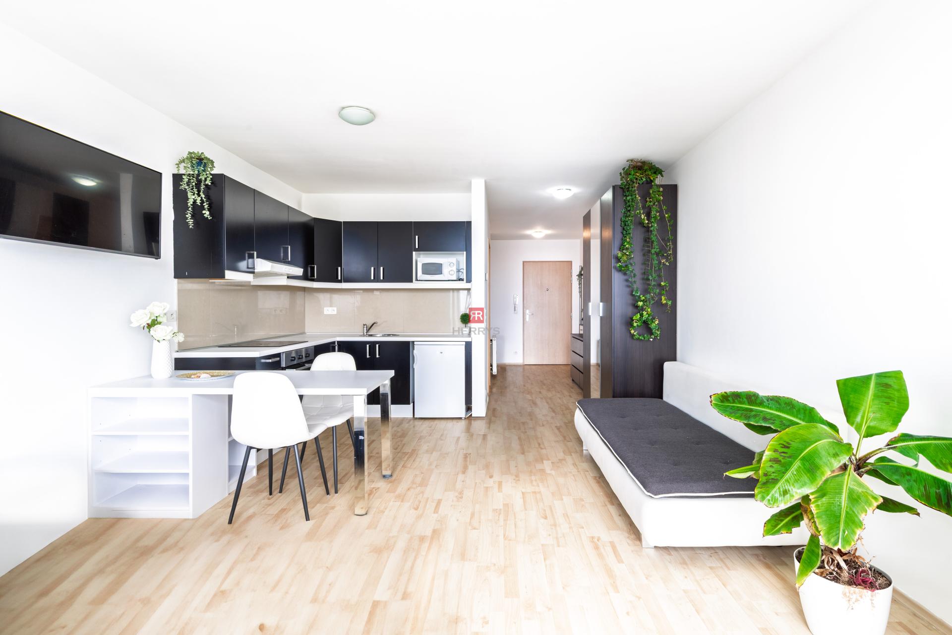 HERRYS - Na prenájom priestranný 1-izbový byt na Bajkalskej ulici, v projekte III veže