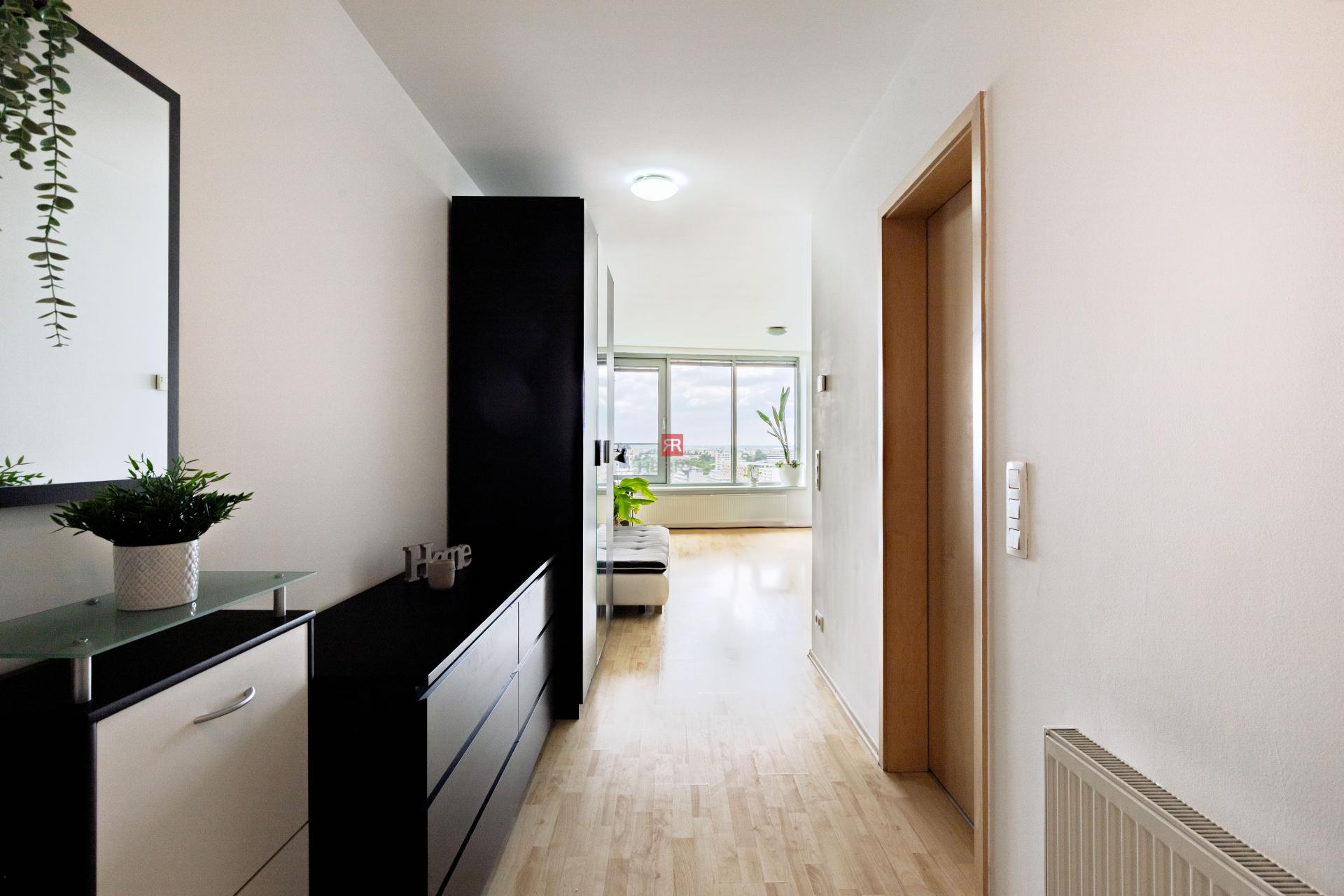 HERRYS - Na prenájom priestranný 1-izbový byt na Bajkalskej ulici, v projekte III veže