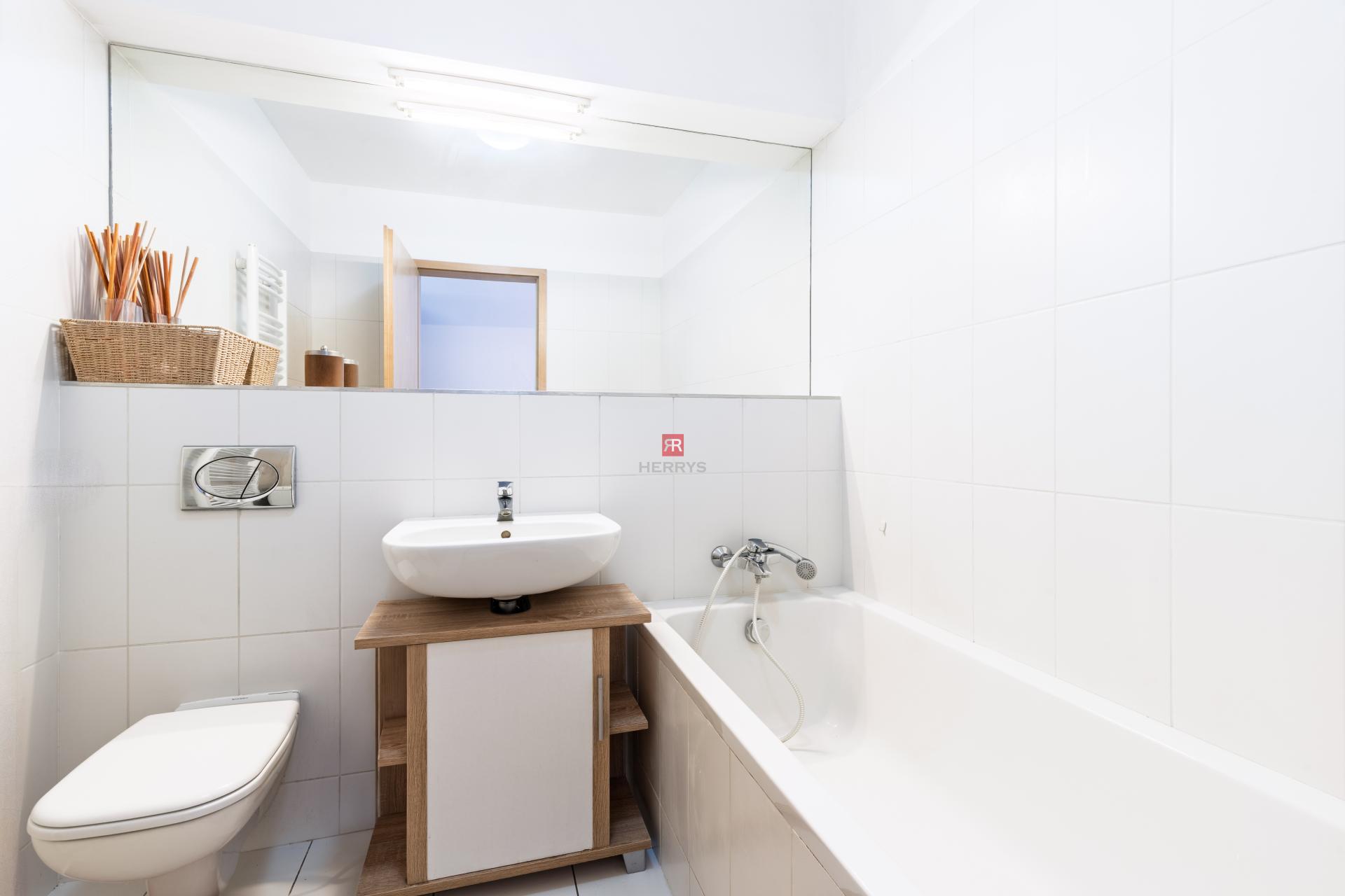 HERRYS - Na prenájom priestranný 1-izbový byt na Bajkalskej ulici, v projekte III veže