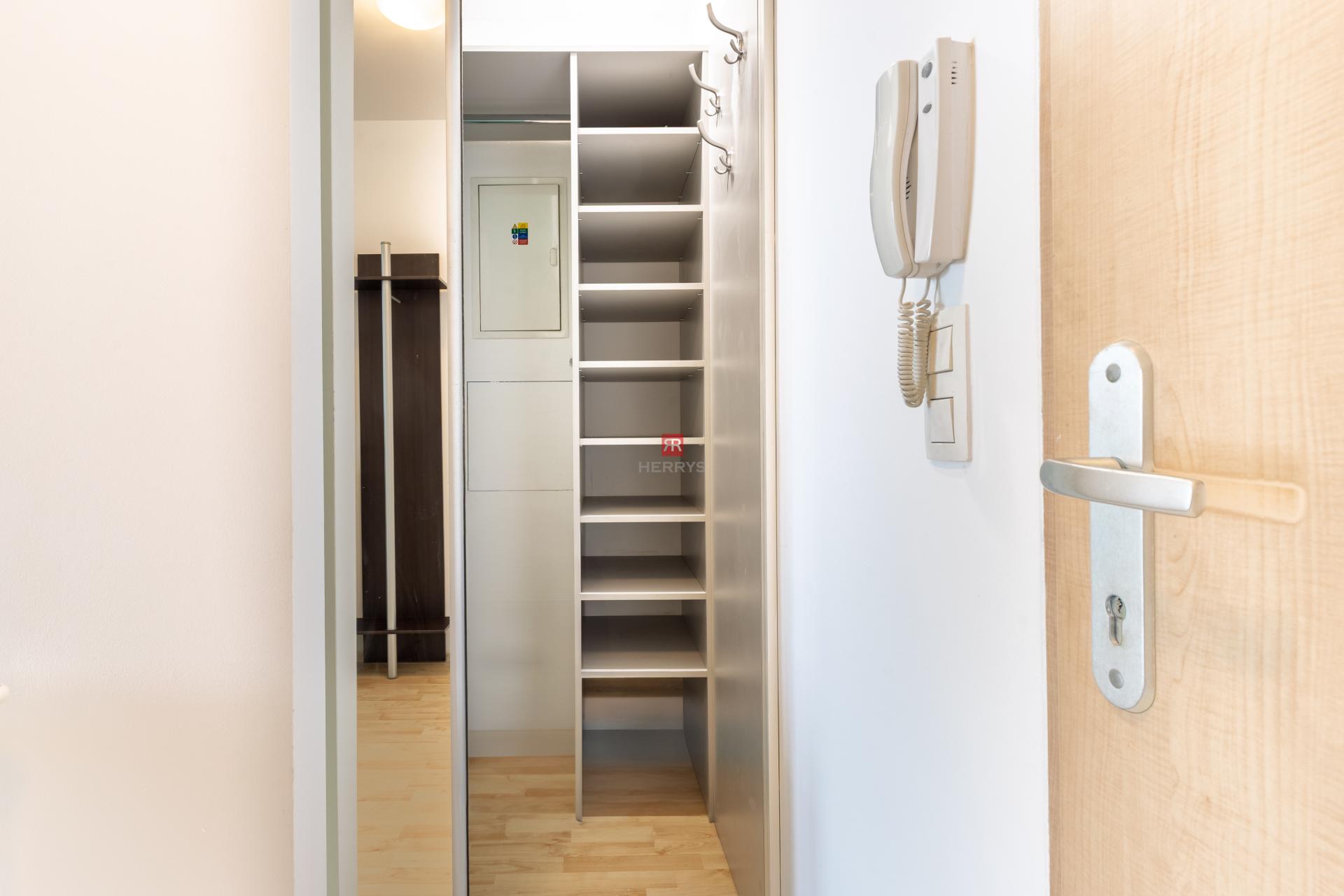 HERRYS - Na prenájom priestranný 1-izbový byt na Bajkalskej ulici, v projekte III veže