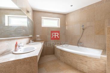 HERRYS - Na prenájom svetlý a priestranný 5 izbový rodinný dom s peknou záhradkou pri British School