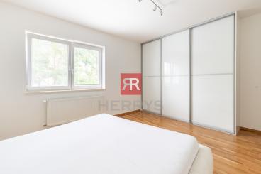 HERRYS - Na prenájom svetlý a priestranný 5 izbový rodinný dom s peknou záhradkou pri British School