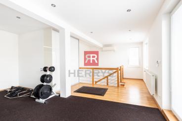 HERRYS - Na prenájom svetlý a priestranný 5 izbový rodinný dom s peknou záhradkou pri British School