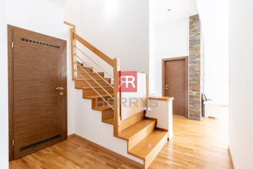 HERRYS - Na prenájom svetlý a priestranný 5 izbový rodinný dom s peknou záhradkou pri British School