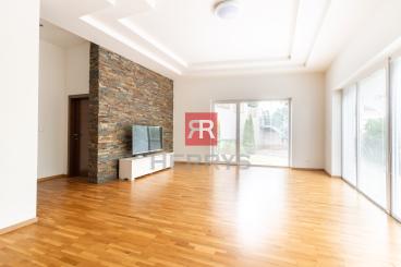 HERRYS - Na prenájom svetlý a priestranný 5 izbový rodinný dom s peknou záhradkou pri British School