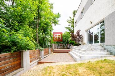 HERRYS - Na prenájom svetlý a priestranný 5 izbový rodinný dom s peknou záhradkou pri British School