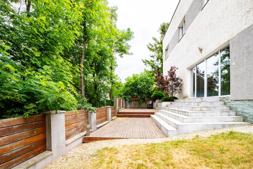 HERRYS - Na prenájom svetlý a priestranný 5 izbový rodinný dom s peknou záhradkou pri British School