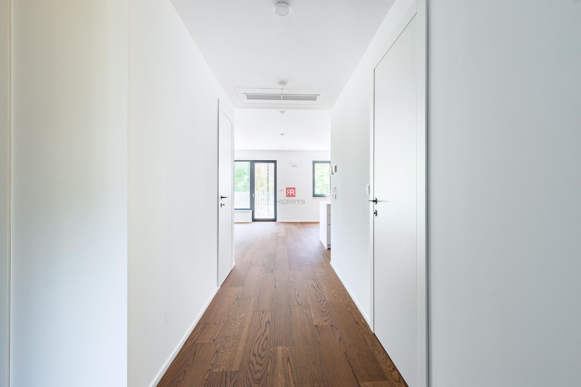 HERRYS – Na predaj priestranný 3-izbový apartmán v prémiovom štandarde, projekt K Železnej studienke