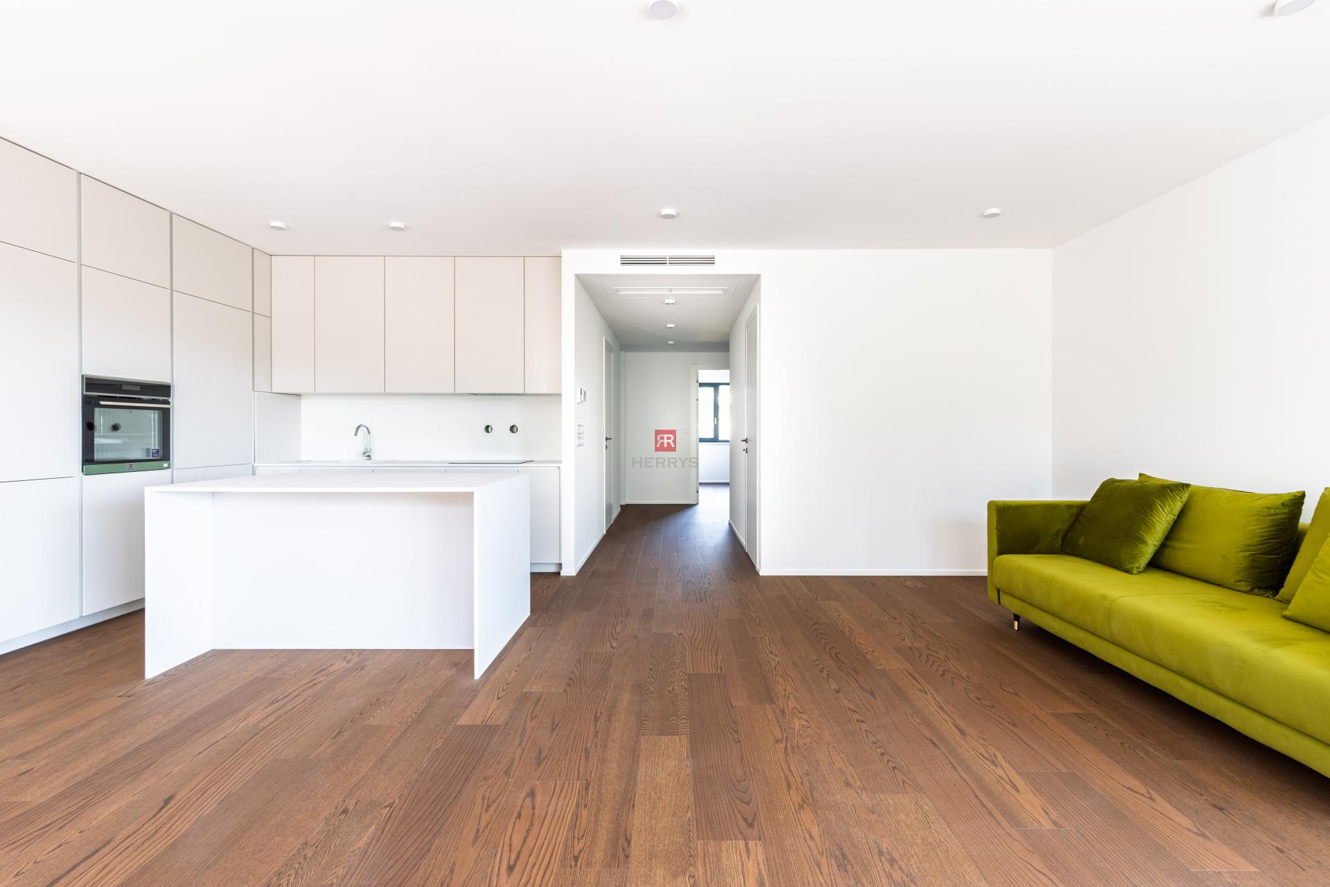 HERRYS – Na predaj priestranný 3-izbový apartmán v prémiovom štandarde, projekt K Železnej studienke