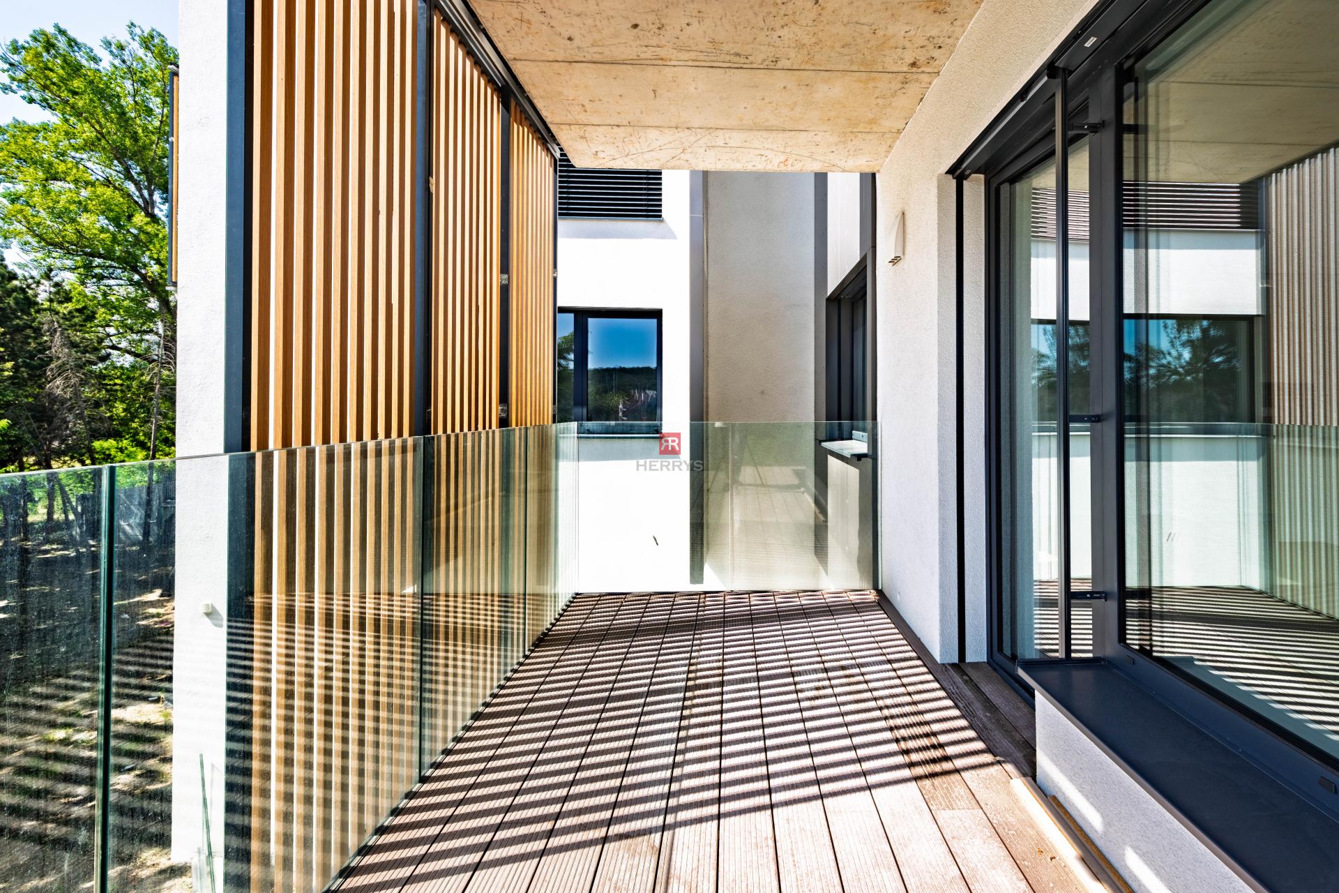 HERRYS – Na predaj priestranný 3-izbový apartmán v prémiovom štandarde, projekt K Železnej studienke