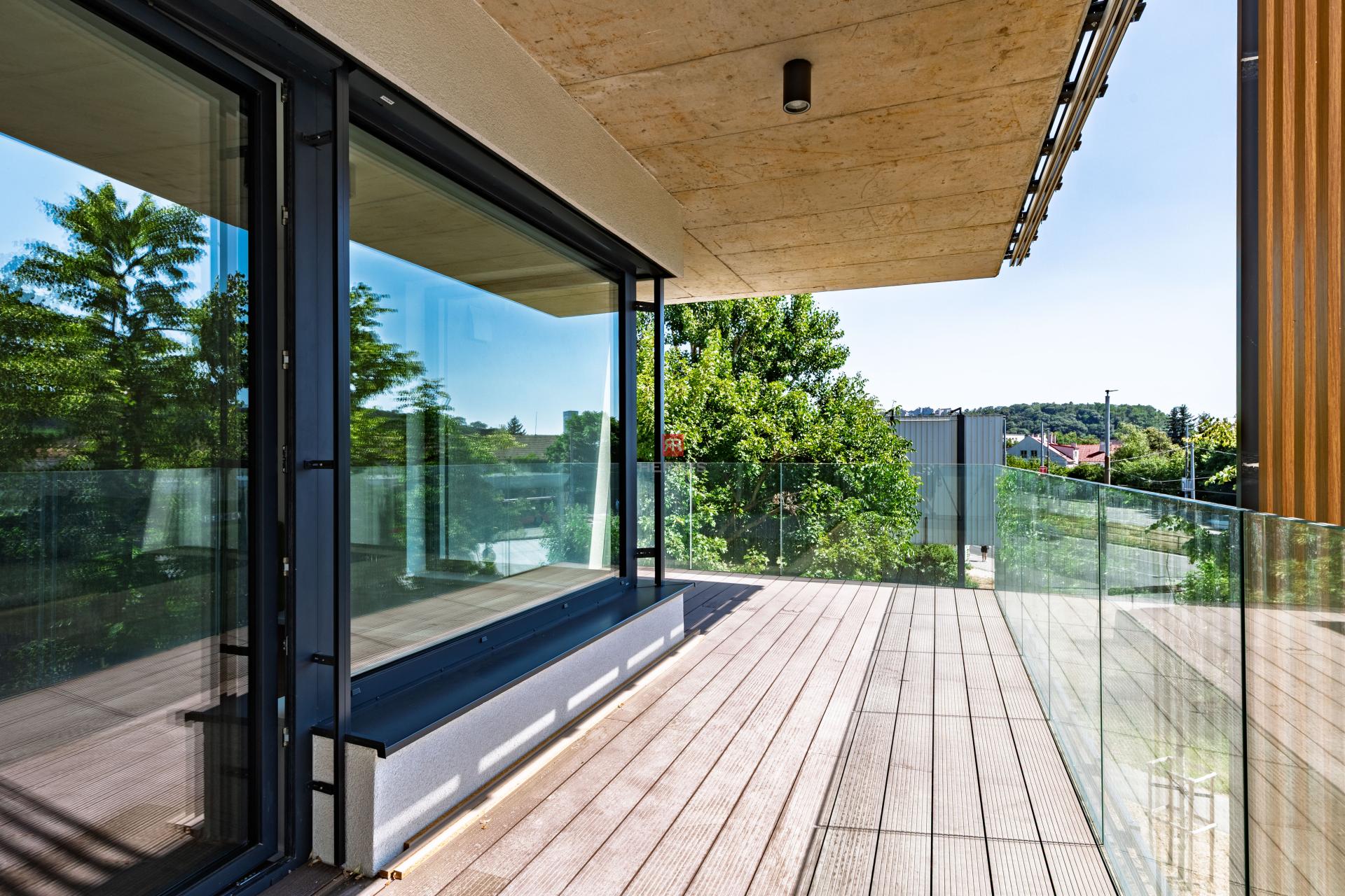 HERRYS – Na predaj priestranný 3-izbový apartmán v prémiovom štandarde, projekt K Železnej studienke