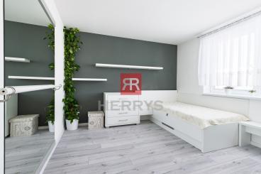 HERRYS - Na predaj výnimočný 5 izbový rodinný dom s vírivkou, v tichej časti Rovinky, blízko hrádze