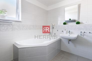 HERRYS - Na predaj výnimočný 5 izbový rodinný dom s vírivkou, v tichej časti Rovinky, blízko hrádze