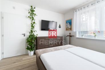 HERRYS - Na predaj výnimočný 5 izbový rodinný dom s vírivkou, v tichej časti Rovinky, blízko hrádze