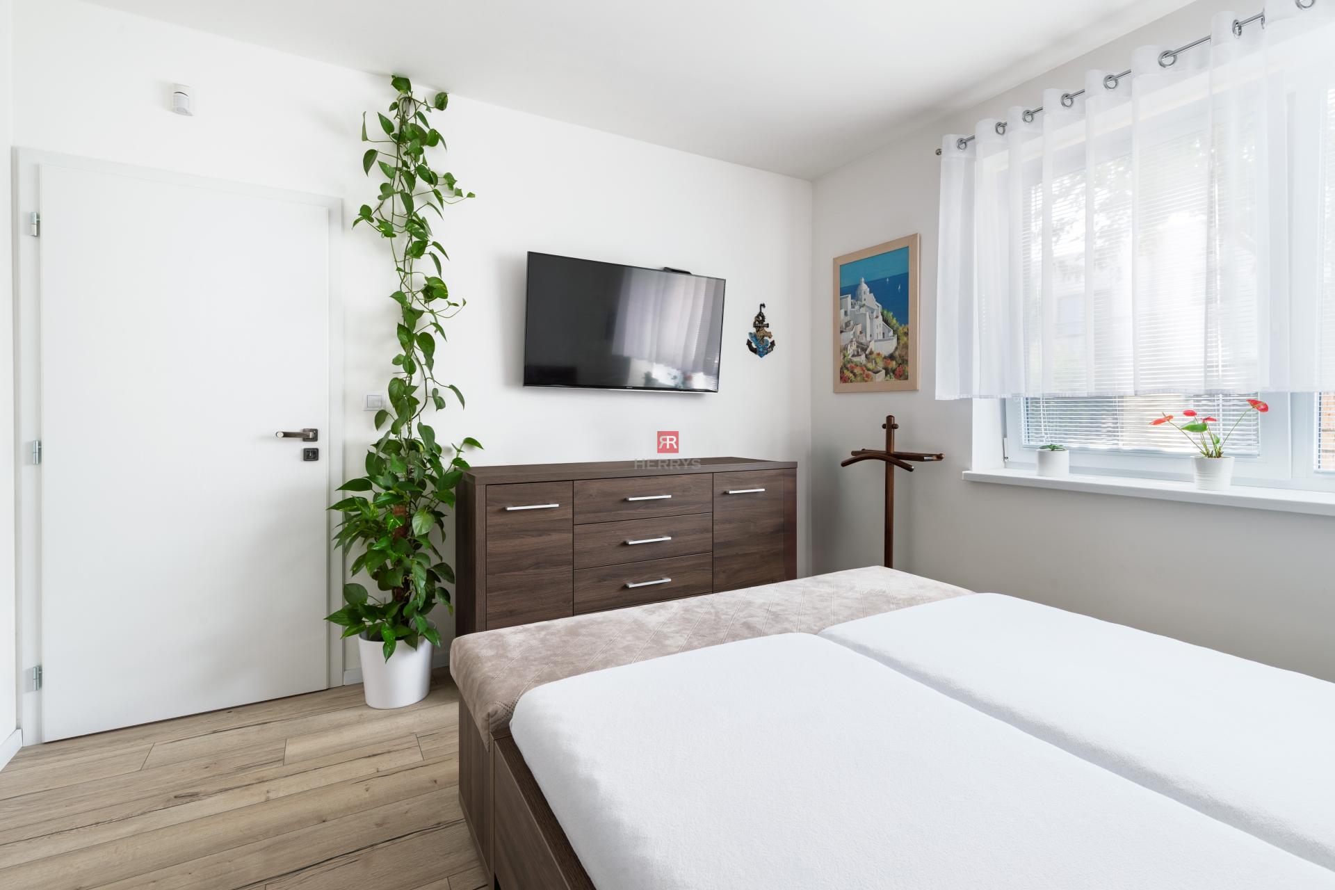 HERRYS - Na predaj výnimočný 5 izbový rodinný dom s vírivkou, v tichej časti Rovinky, blízko hrádze