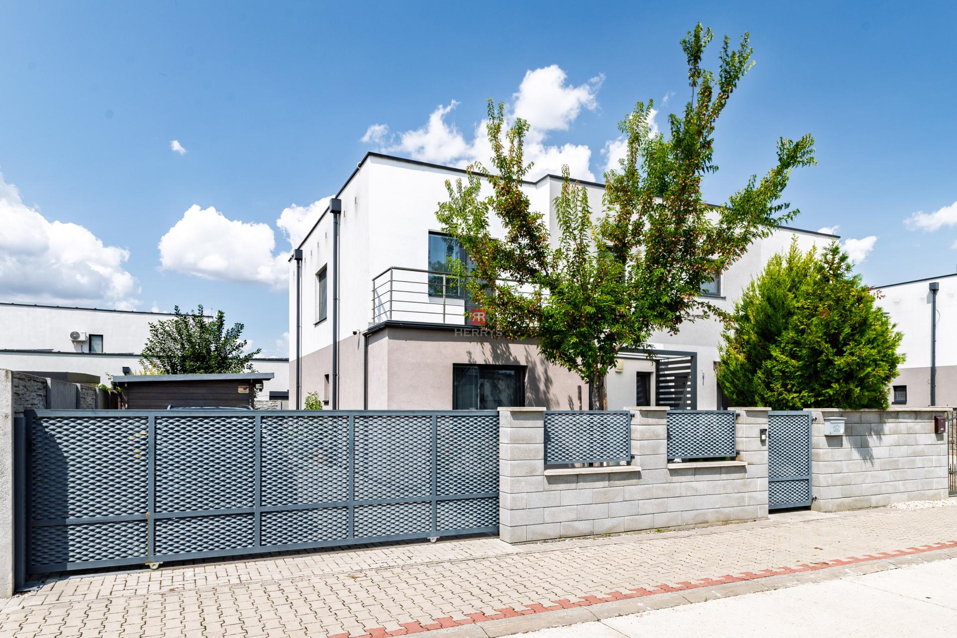 HERRYS - Na predaj výnimočný 5 izbový rodinný dom s vírivkou, v tichej časti Rovinky, blízko hrádze