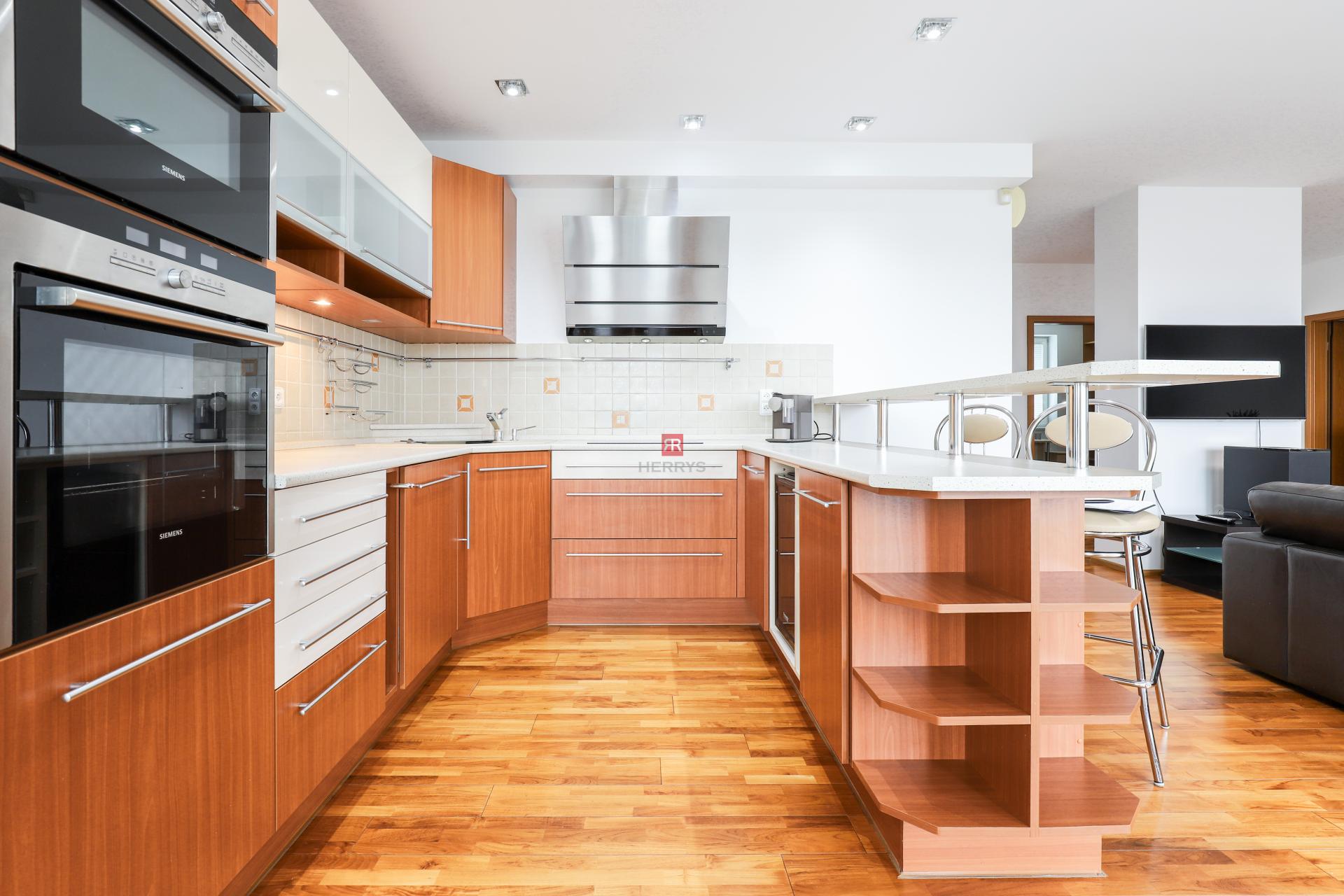 HERRYS - Na prenájom priestranný 5-izbový byt v Lamači