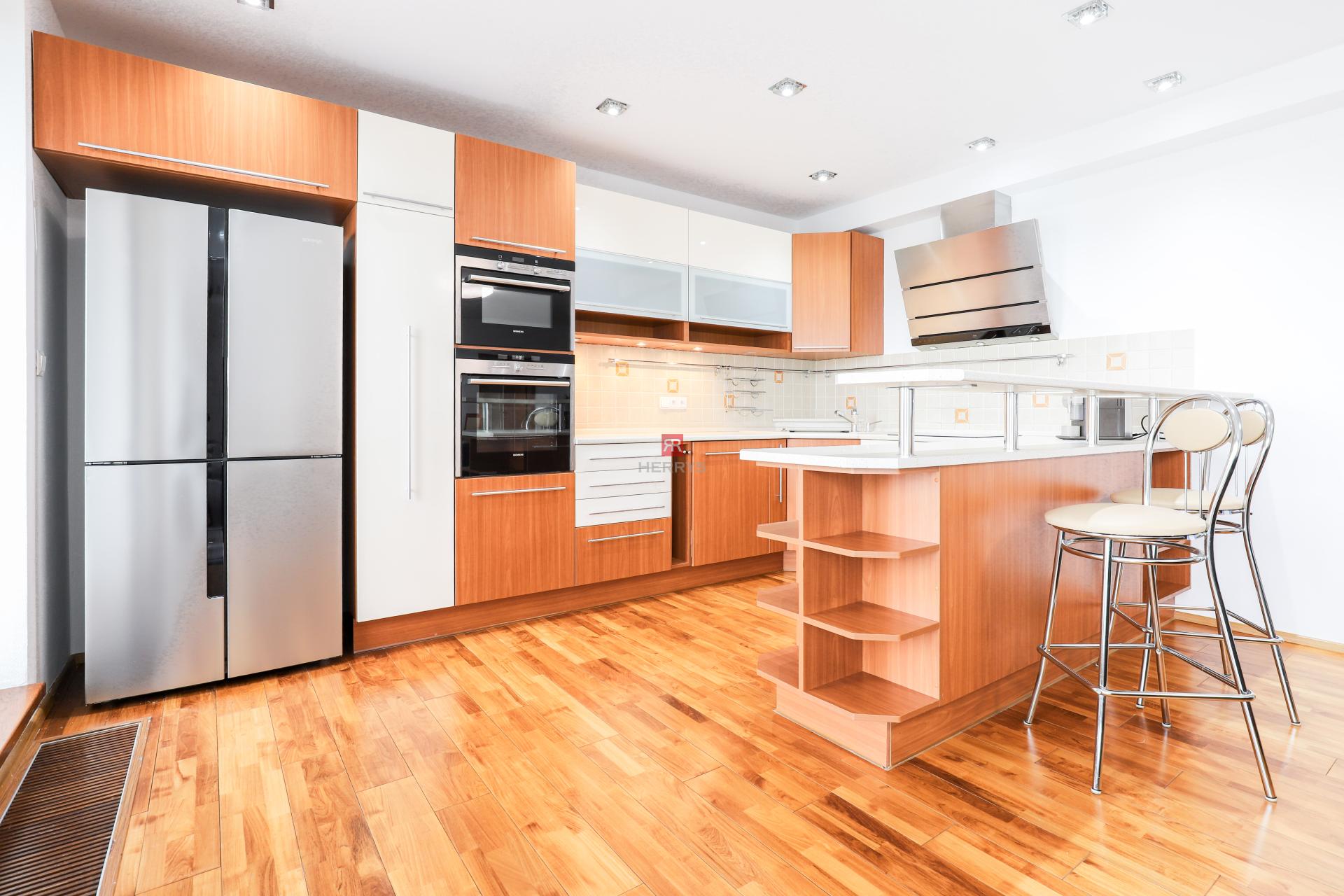 HERRYS - Na prenájom priestranný 5-izbový byt v Lamači